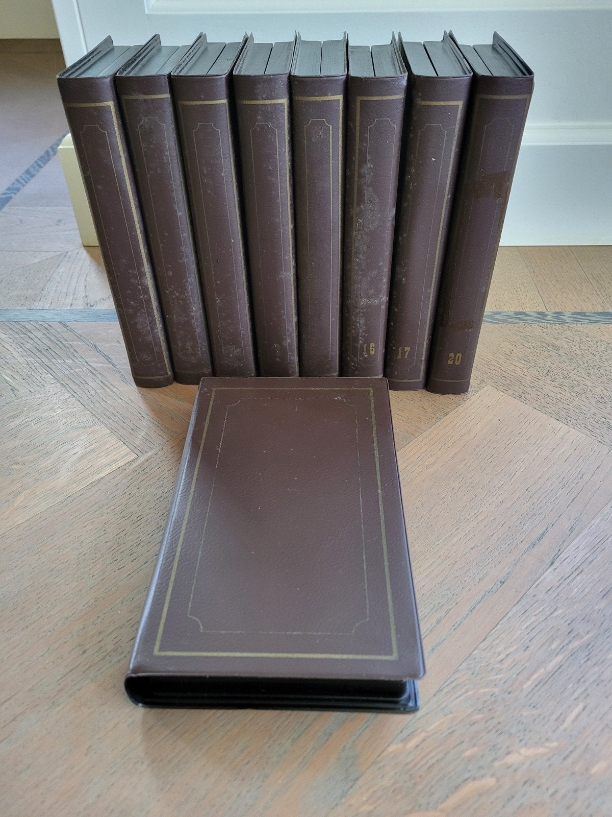 17 VHS Opbergboxen - Videoband Cassette Houders, Alle leeftijden, Ophalen of Verzenden, Gebruikt, Tv-serie of Tv-programma