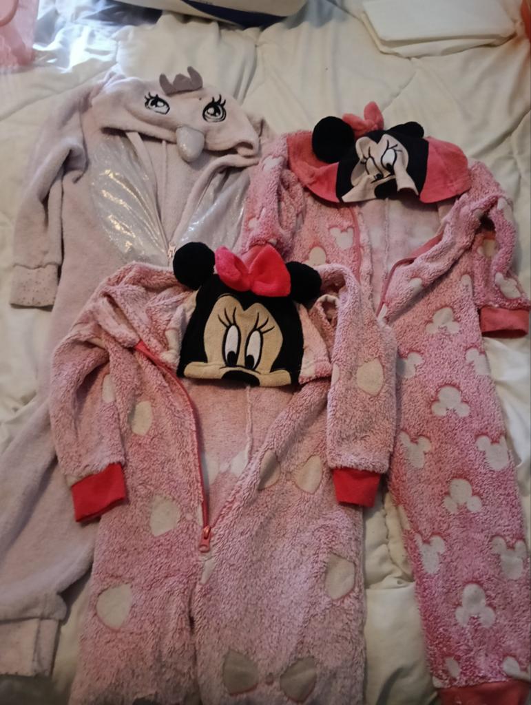 3 Onesies Maat 98/104 - Minnie Mouse & Eenhoorn, Ophalen, Nacht- of Onderkleding, Gebruikt, Meisje