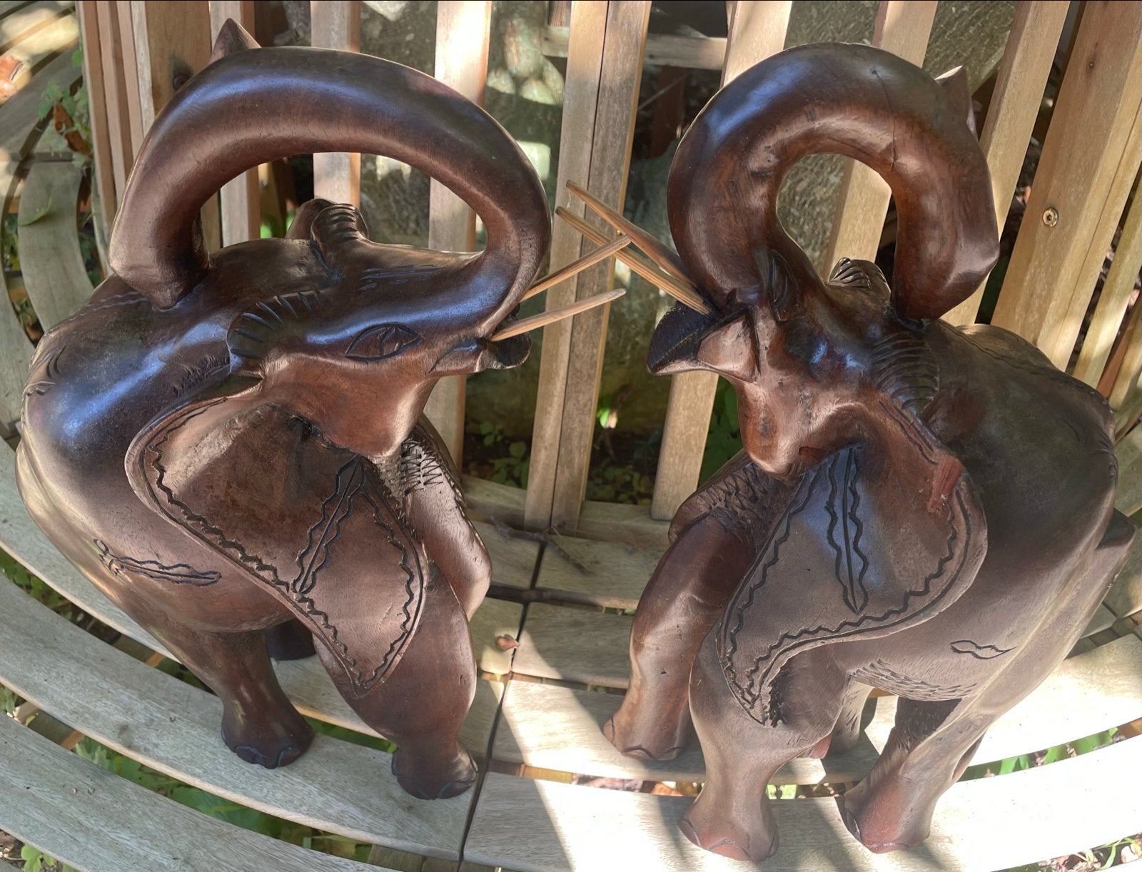 Set van 2 handgesneden zware  houten olifantenbeelden, Antiek en Kunst, Ophalen, 20 - 50 cm, Beeld, Hout