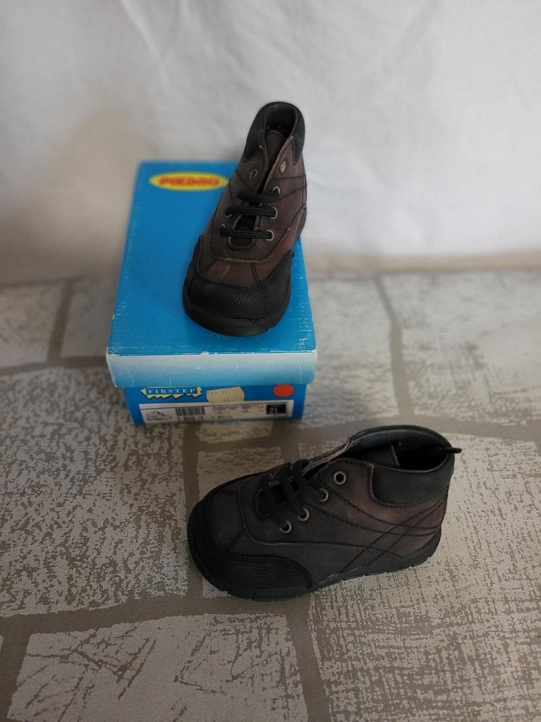 NIEUWE stevige bruinen leren schoenen. Mt 21. Merk PIEDRO, ., Schoenen, Nieuw, Ophalen of Verzenden