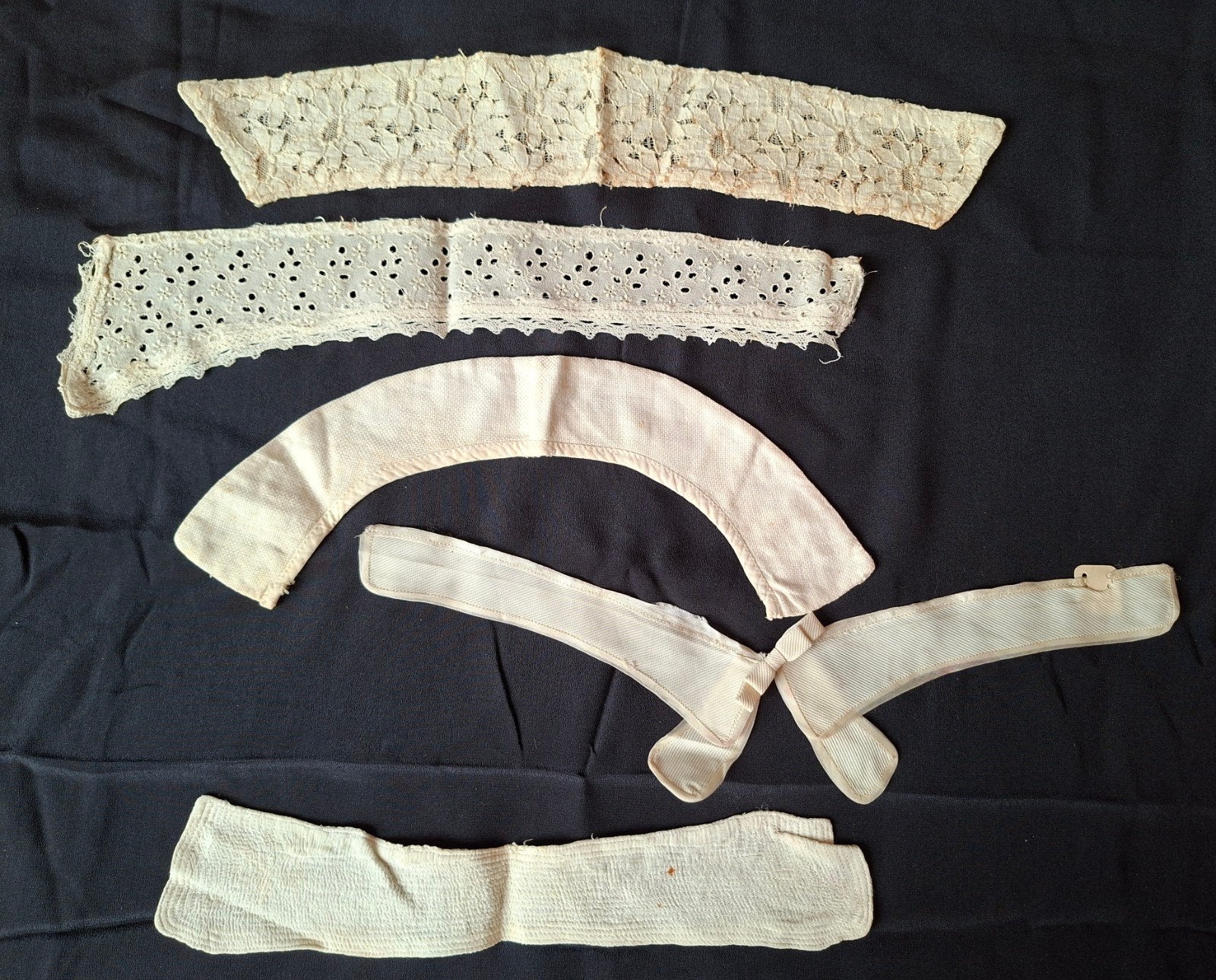 Vier antieke kraagjes, Antiek en Kunst, Antiek | Kleding en Accessoires, Ophalen of Verzenden