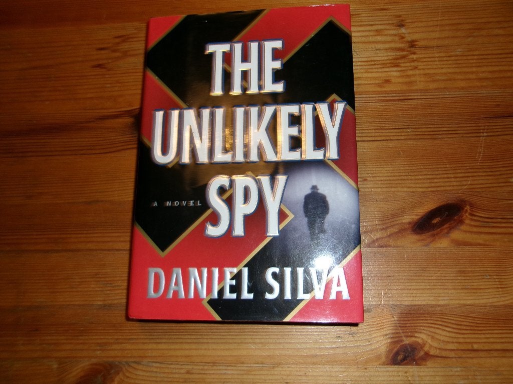 Daniel Silva - The unlikely spy / The kill artist, Ophalen of Verzenden, Gelezen