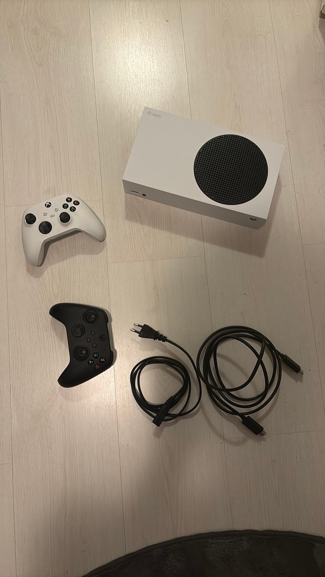 Foto 2 van Xbox series s met 2 controllers