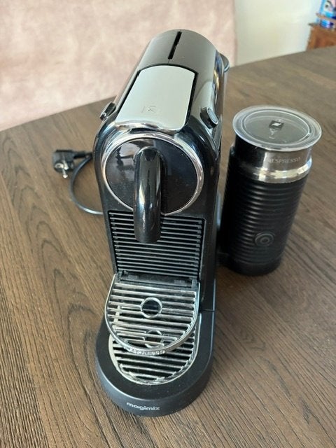 Nespresso Magimix koffiezetapparaat met vaste melkopschuimer, Ophalen, Afneembaar waterreservoir, Gebruikt, Koffiepads en cups