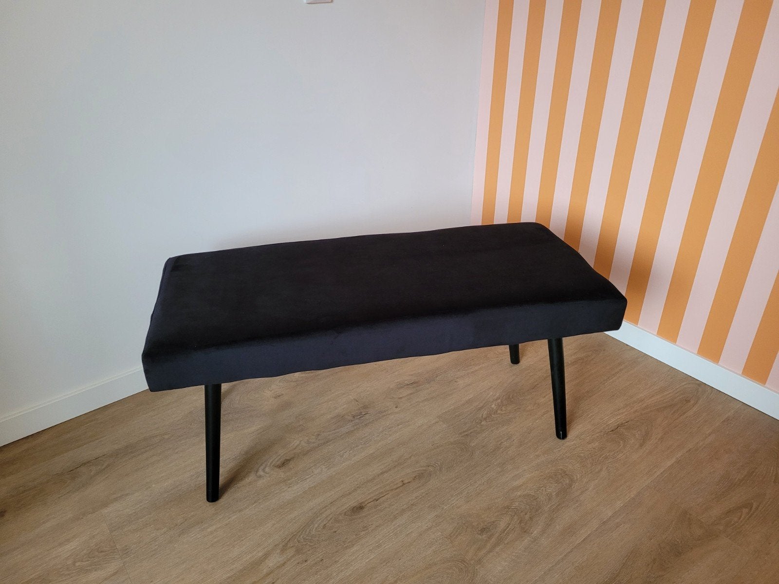 Zwart fluwelen bankje met zwarte poten, Huis en Inrichting, Stoelen, Ophalen, Zwart, Modern, Elegant, Zo goed als nieuw