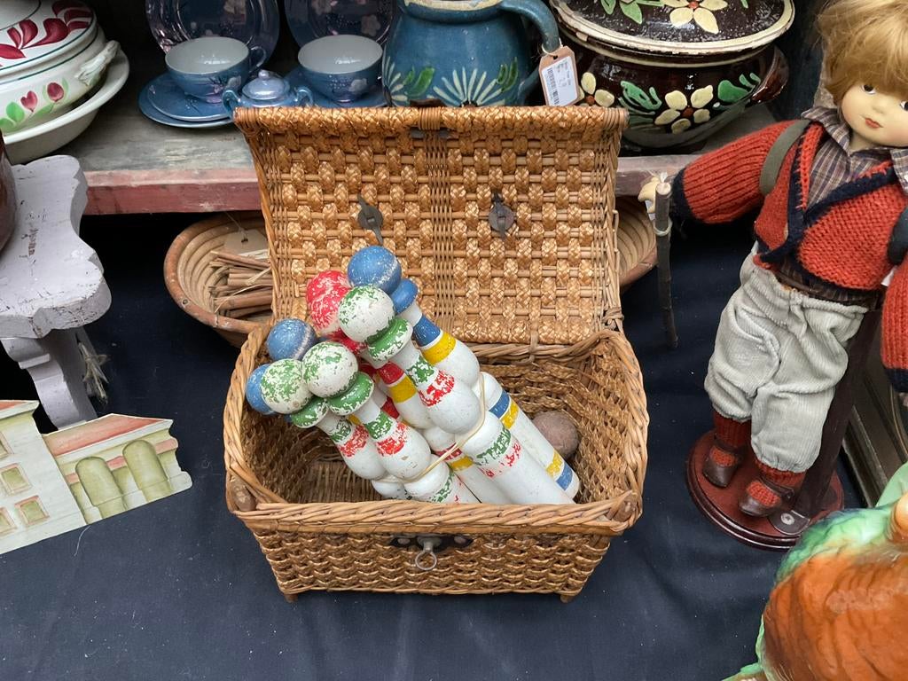 Rieten mandje en 9 houten kegels *floor epe*, Antiek en Kunst, Curiosa en Brocante, Ophalen of Verzenden