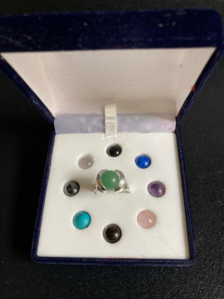 Ring met verwisselbare halfedelstenen in fluwelen doosje, Ophalen, Overige materialen, Gebruikt, 17 tot 18