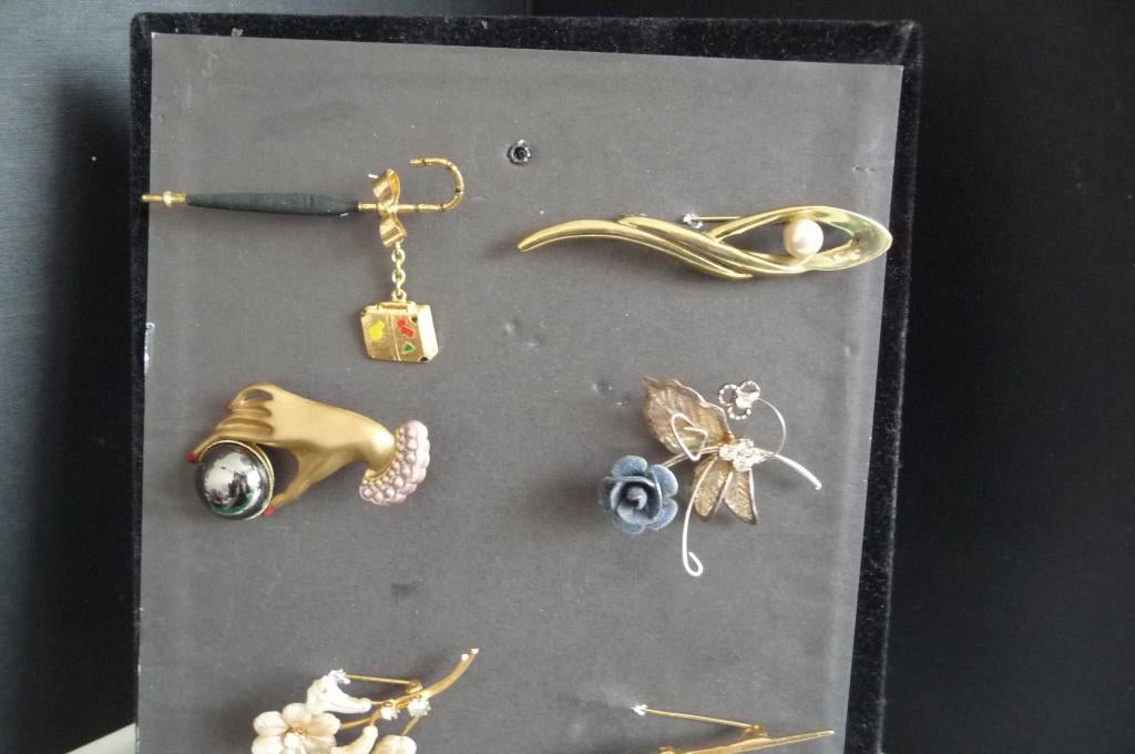 7 VINTAGE BROCHES PUUR NOSTALGIE JR 50 60, Overige materialen, Verzenden, Met strass, Zo goed als nieuw