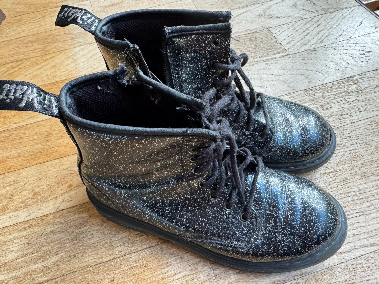Dr Martens laarsjes boots 36 zwart met zilveren glitter, Kleding | Dames, Schoenen, Ophalen of Verzenden, Zo goed als nieuw, Zwart