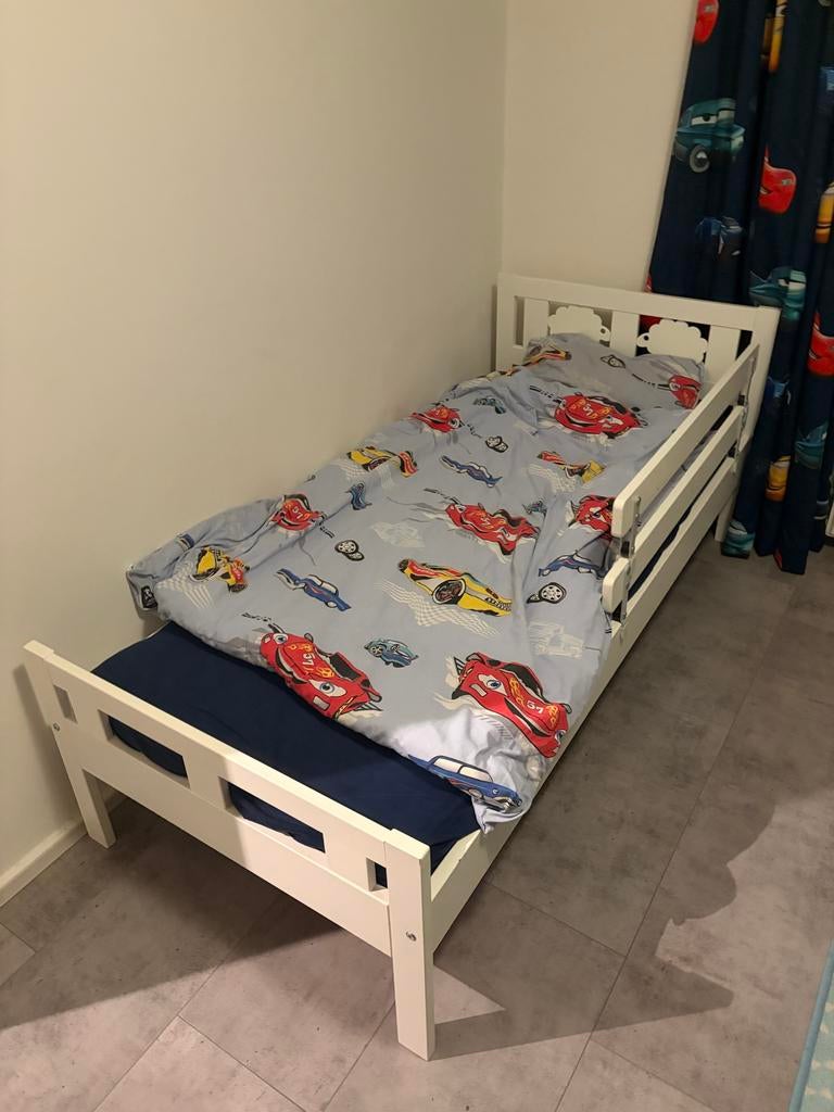 Wit kinderbed met Cars dekbedovertrek inc dekbed en kussen, Kinderen en Baby's, Kinderkamer | Bedden, Zo goed als nieuw, 160 tot 180 cm