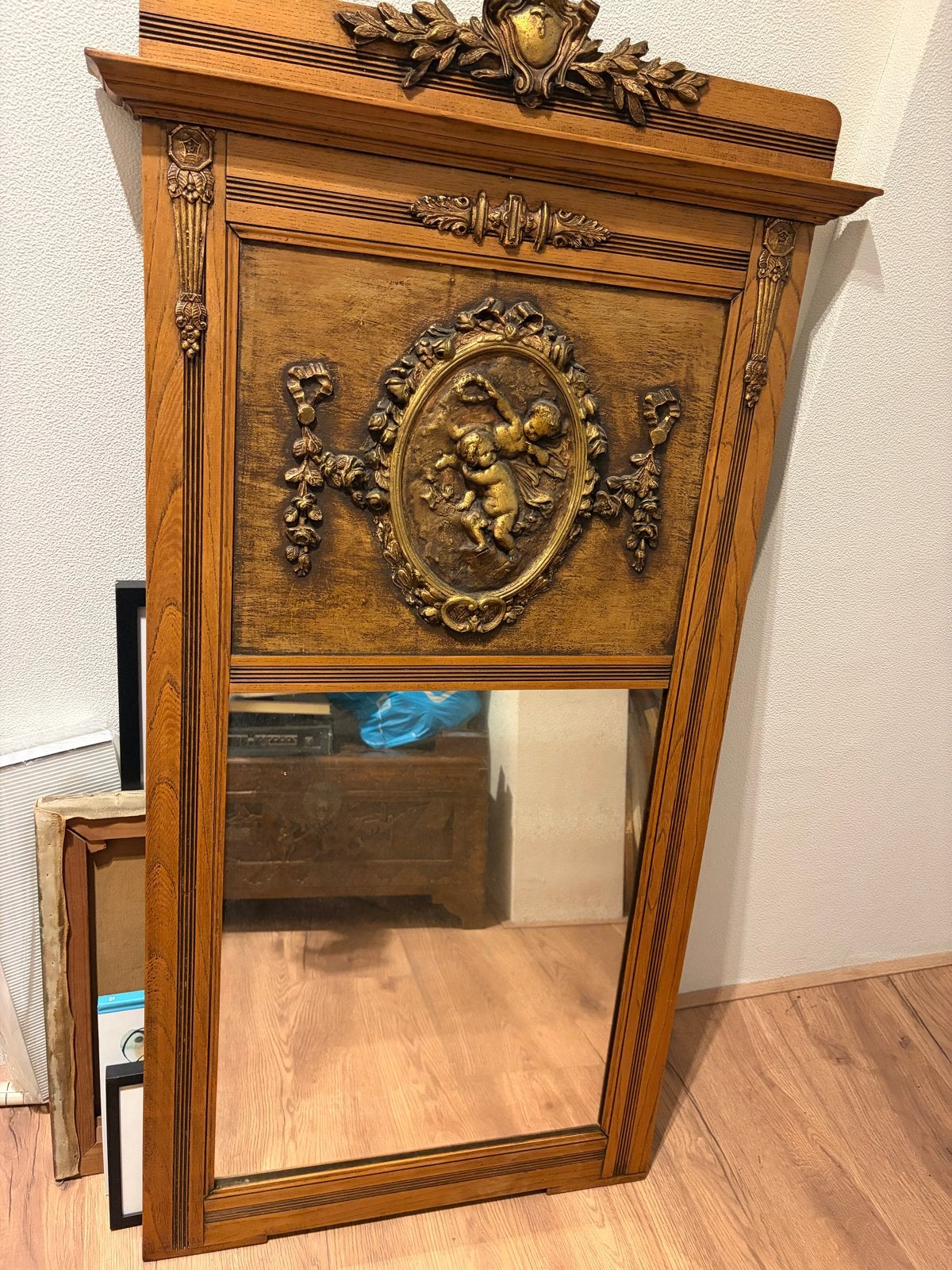 Spiegel met houten lijst en decoratieve details, Ophalen