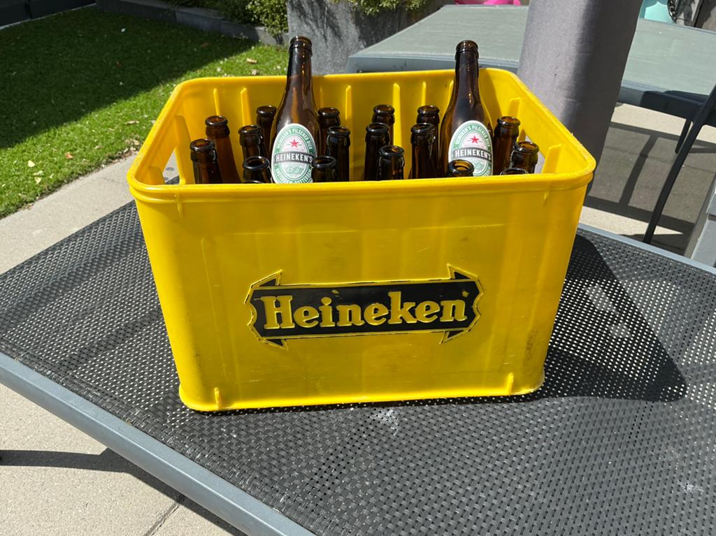 Geel Heineken bierkrat uit de jaren ‘80 met 24  bierflesjes, Verzamelen, Biermerken, Ophalen, Zo goed als nieuw, Heineken