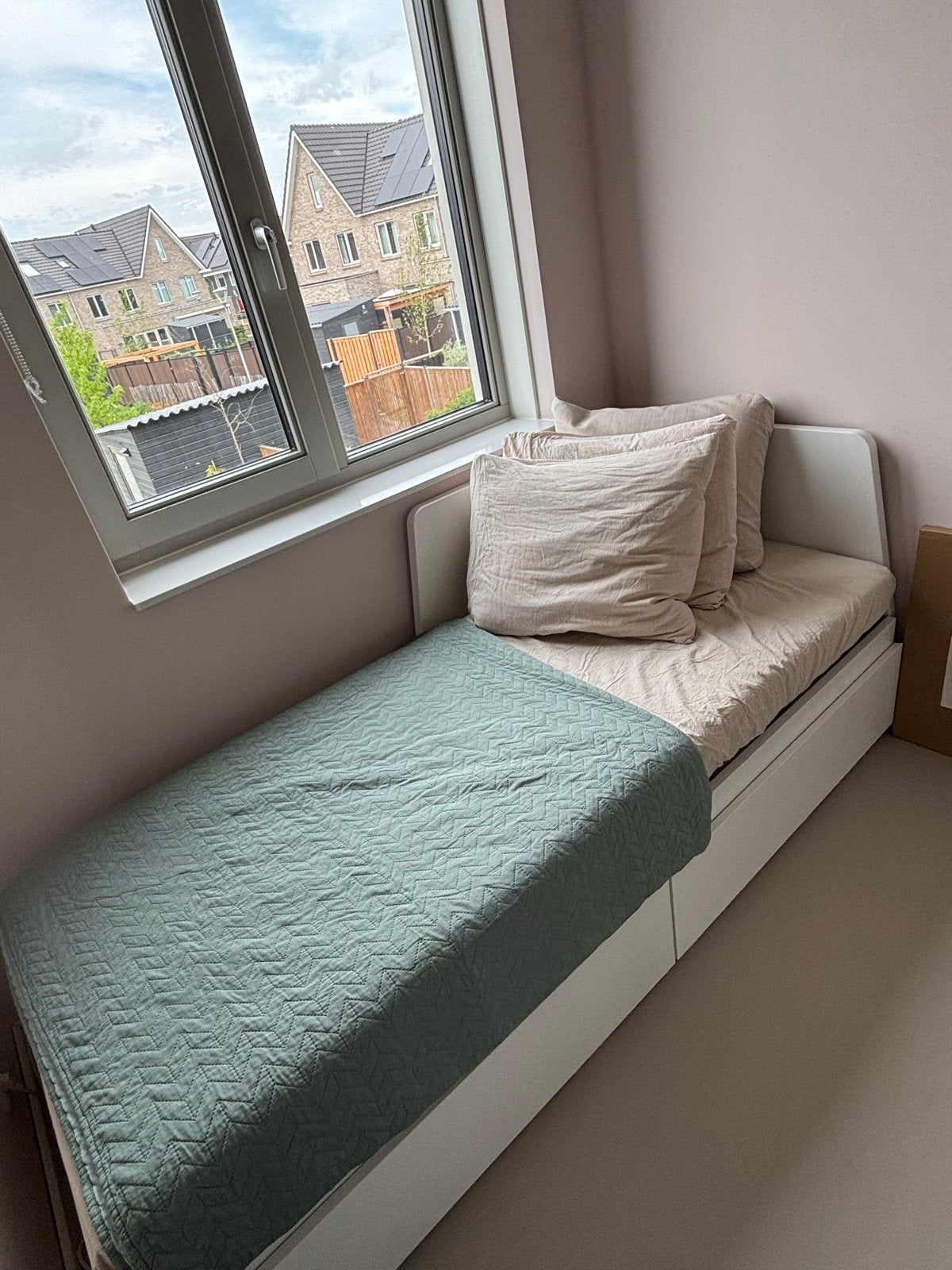 IKEA Flekke uitschuifbaar bed - Kleine beschadiging, Huis en Inrichting, Slaapkamer | Bedden, Ophalen, Eenpersoons, Wit, 80 cm