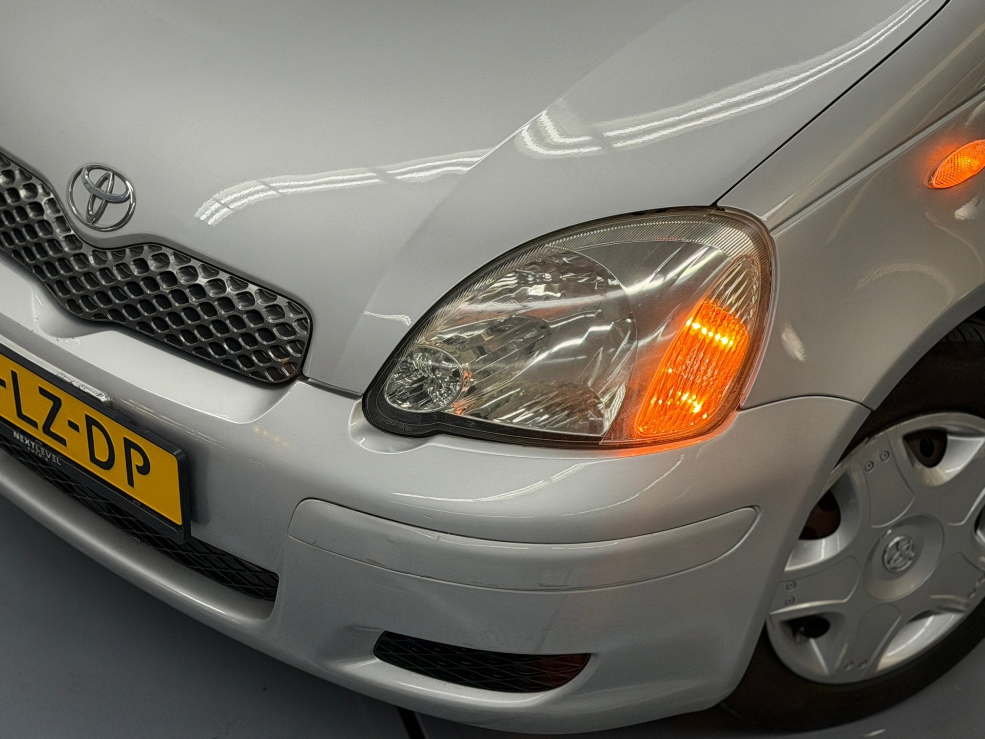 Toyota Yaris 1.3 VVT-i Sol AUTOMAAT Airco NAP APK, Stof, Gebruikt, 4 cilinders, 400 kg