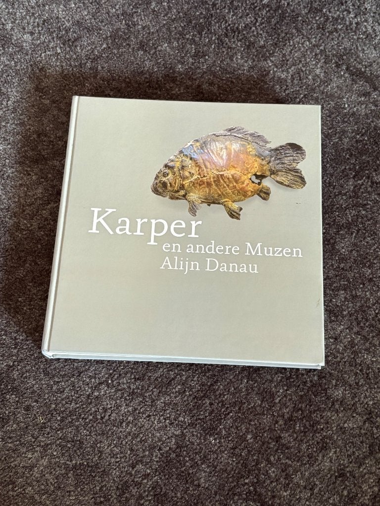 Karper en andere Muzen - Alijn Danau, Ophalen of Verzenden, Overige typen