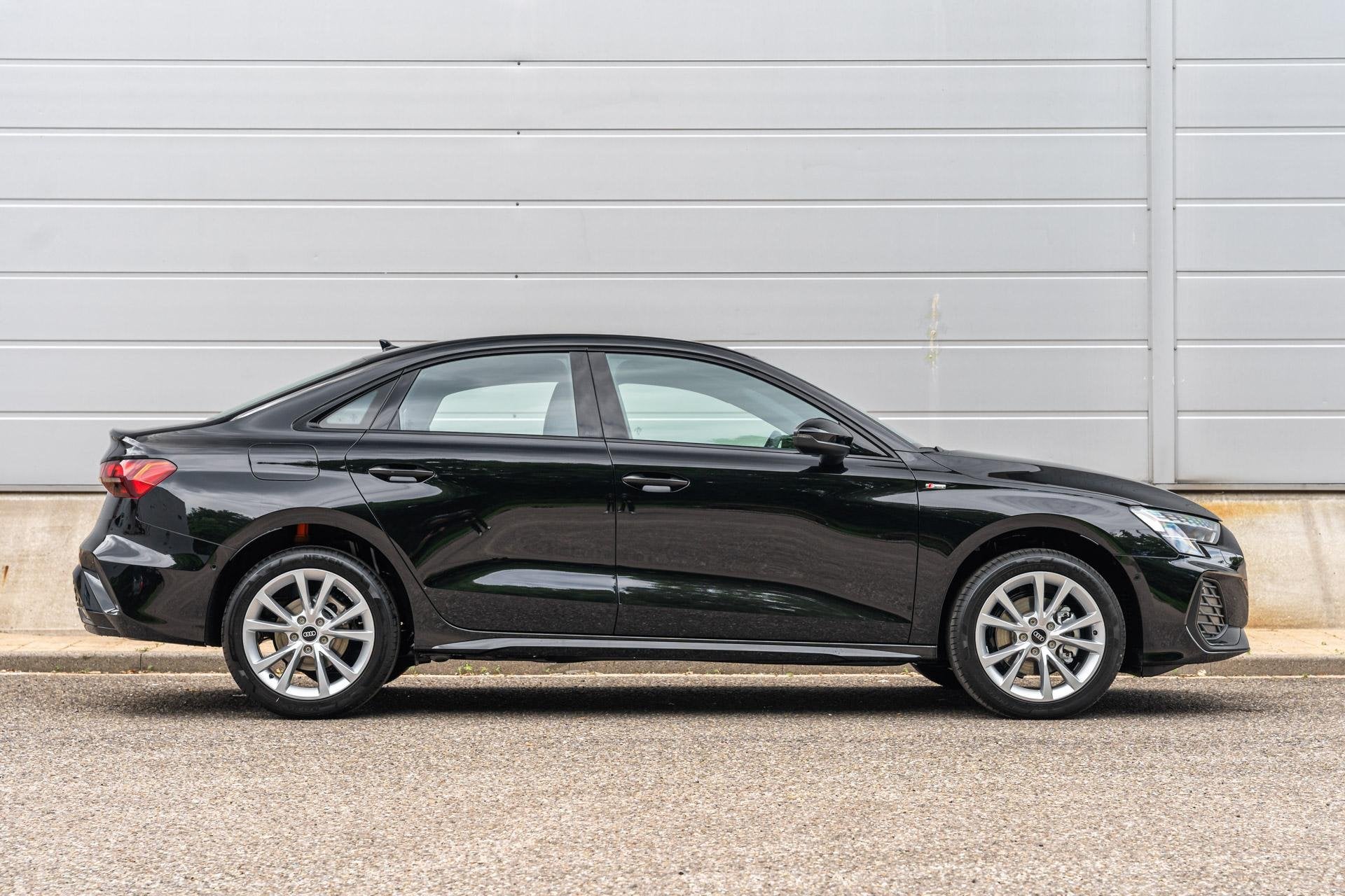 Audi A3 Limousine 30 TFSI 116pk S edition | Stoelverwarming, Auto's, 12 maanden, 1498 cc, 4 cilinders, Zwart