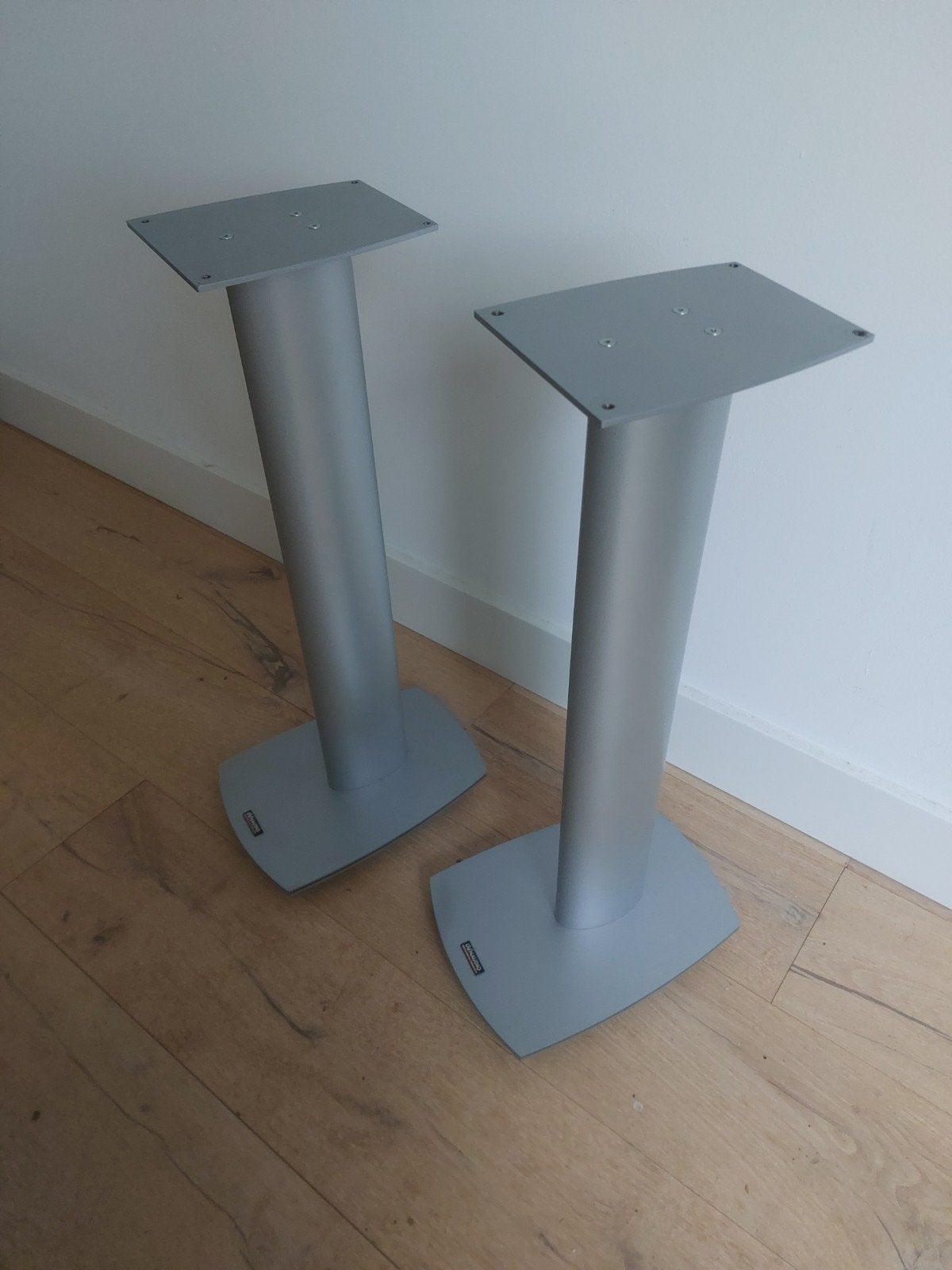 Dynaudio Speaker Stands 60 cm - Lichte Beschadiging Voetplaa, Audio, Tv en Foto, Ophalen, Gebruikt, Inclusief standaarden, Minder dan 60 watt