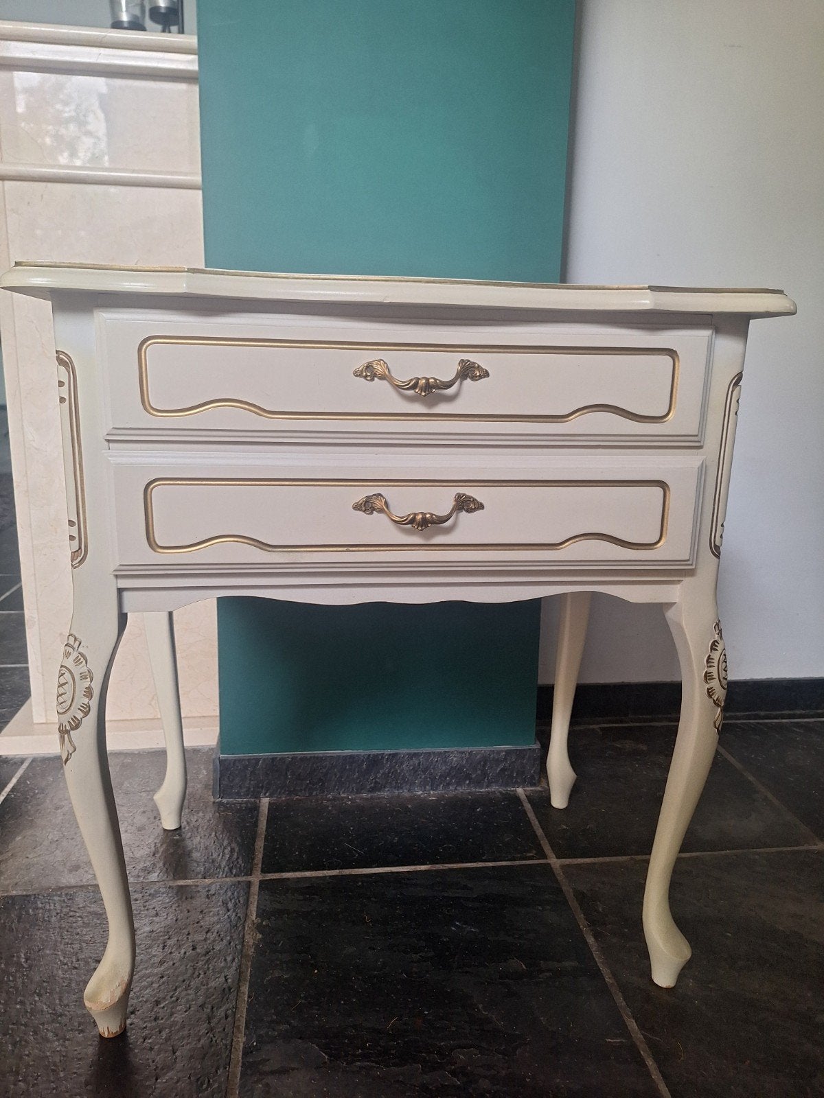 Vintage ladekastje met sierlijke details, Ophalen