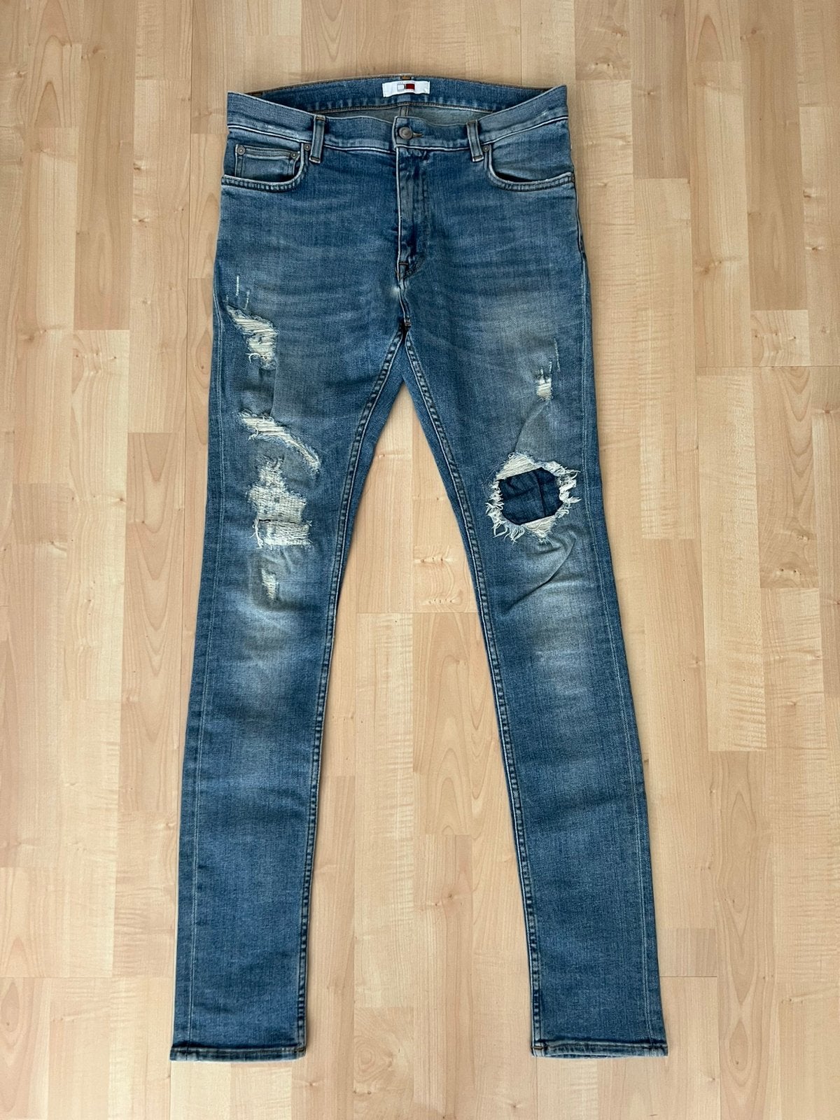 TOMMY HILLFIGER / LEWIS HAMILTON - MT 30-34 - JEANS, Ophalen of Verzenden, Zo goed als nieuw, Blauw