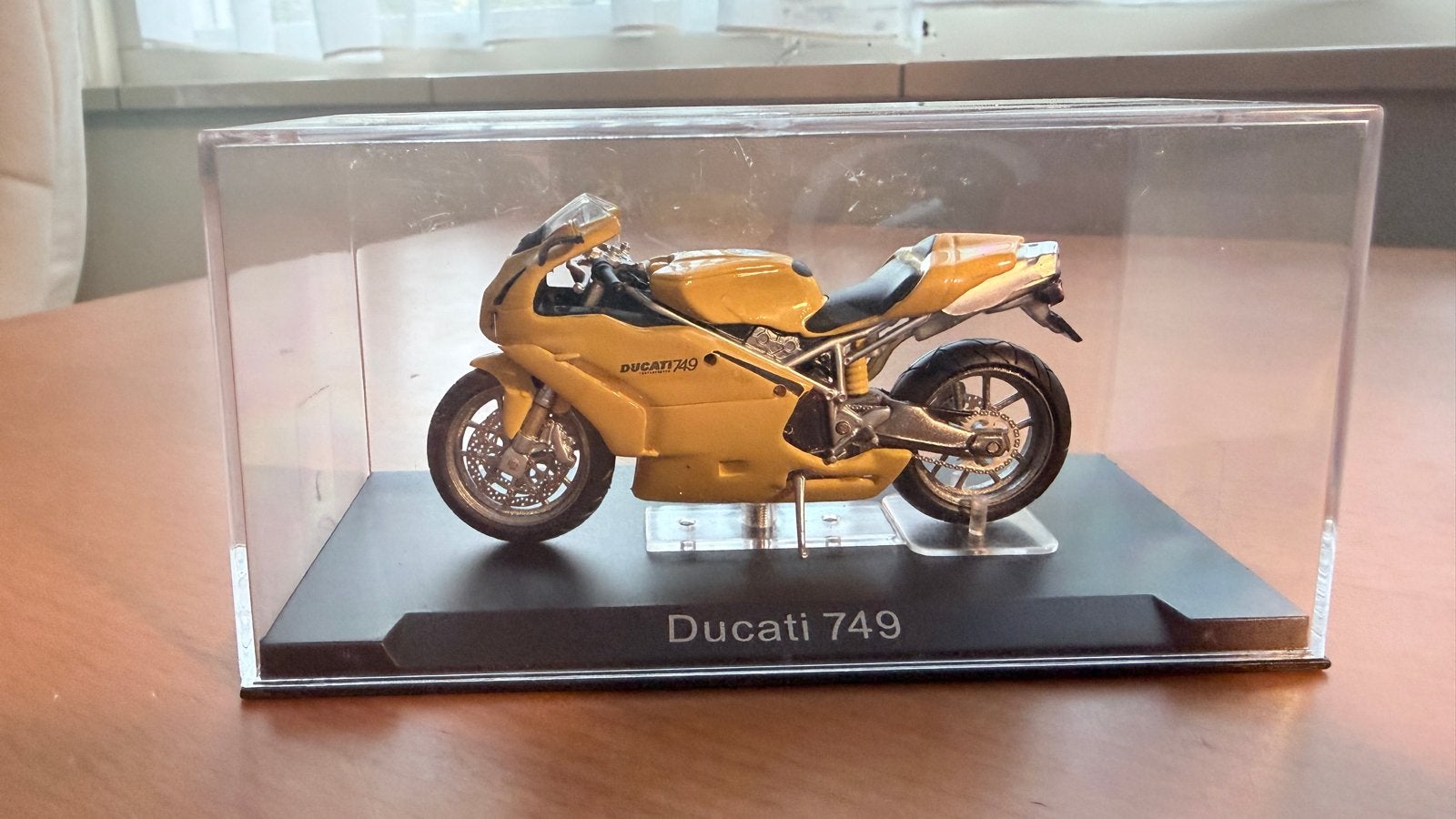 Ducati 749 schaalmodel 1:24 in vitrine, Hobby en Vrije tijd, Modelauto's | 1:32, Ophalen of Verzenden, Zo goed als nieuw, Overige typen