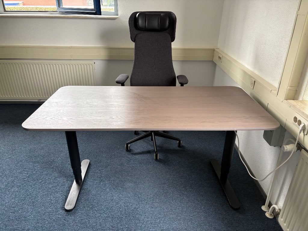 Bekant elektrisch Zit / Sta bureau + Eilif bureauscherm, Huis en Inrichting, Bureaus, Zo goed als nieuw, Zit-sta bureau, IKEA