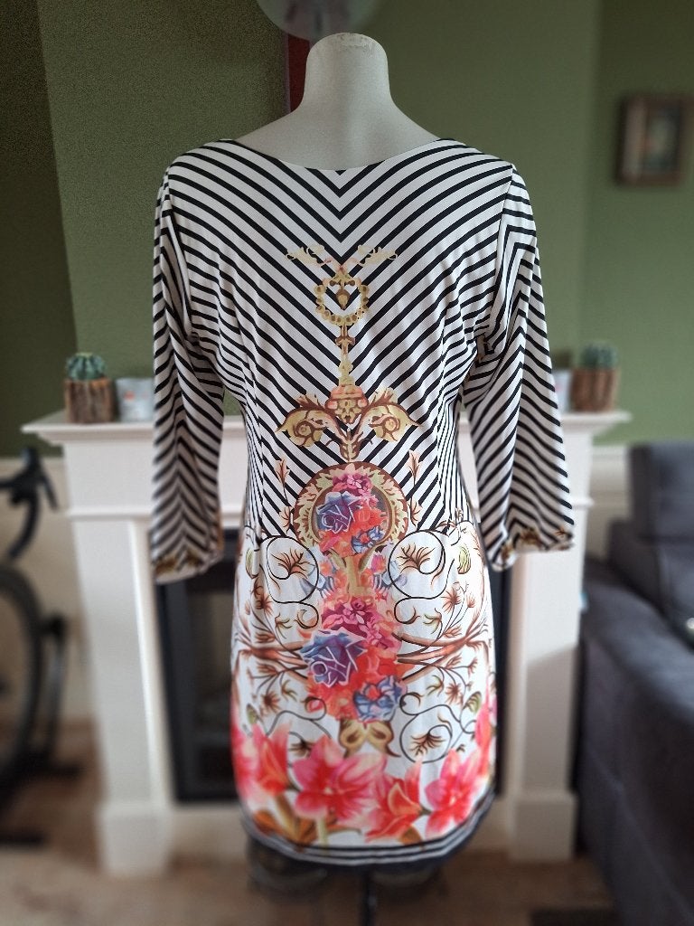 K-Design jurk prachtige bewerkte hals mooi patroon L, Kleding | Dames, Jurken, K-design, Meerkleurig, Maat 42/44 (L), Ophalen of Verzenden