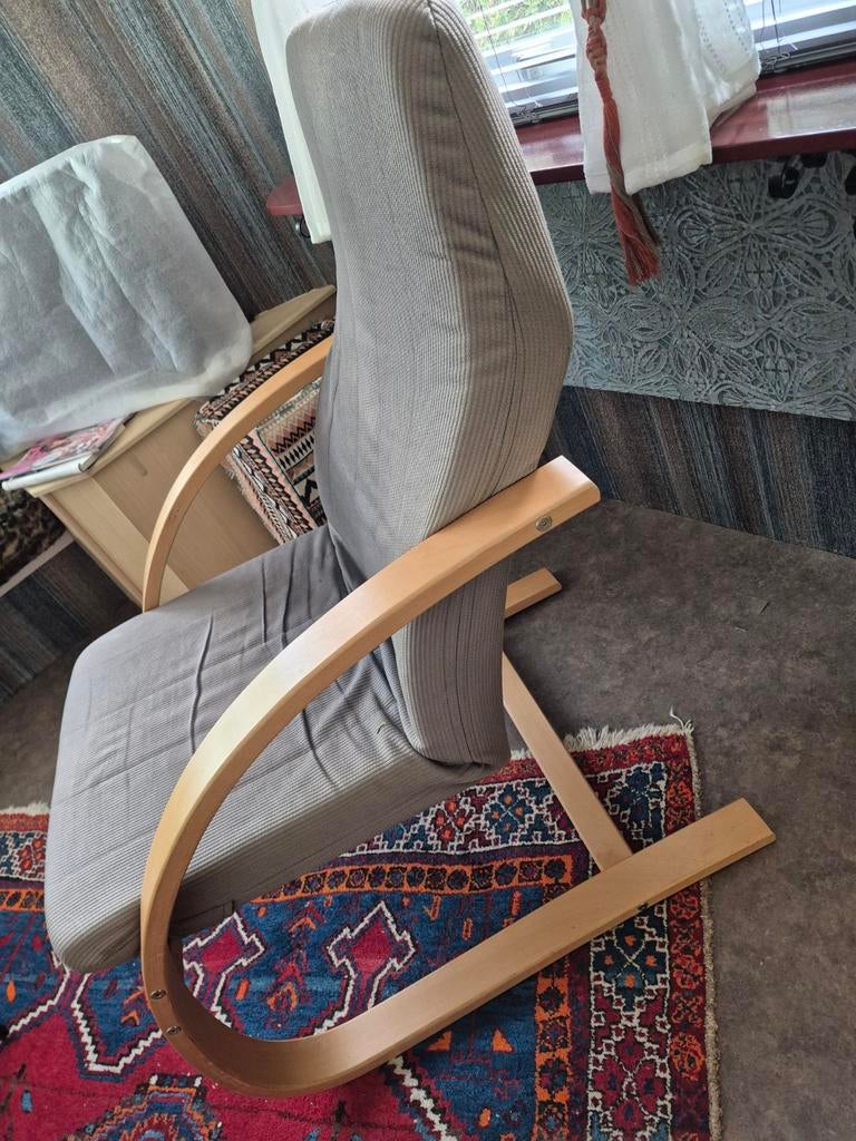 Comfortabele grijze stoel met houten frame, Modern, Comfortabel, Gebruikt, Ophalen of Verzenden, Stof