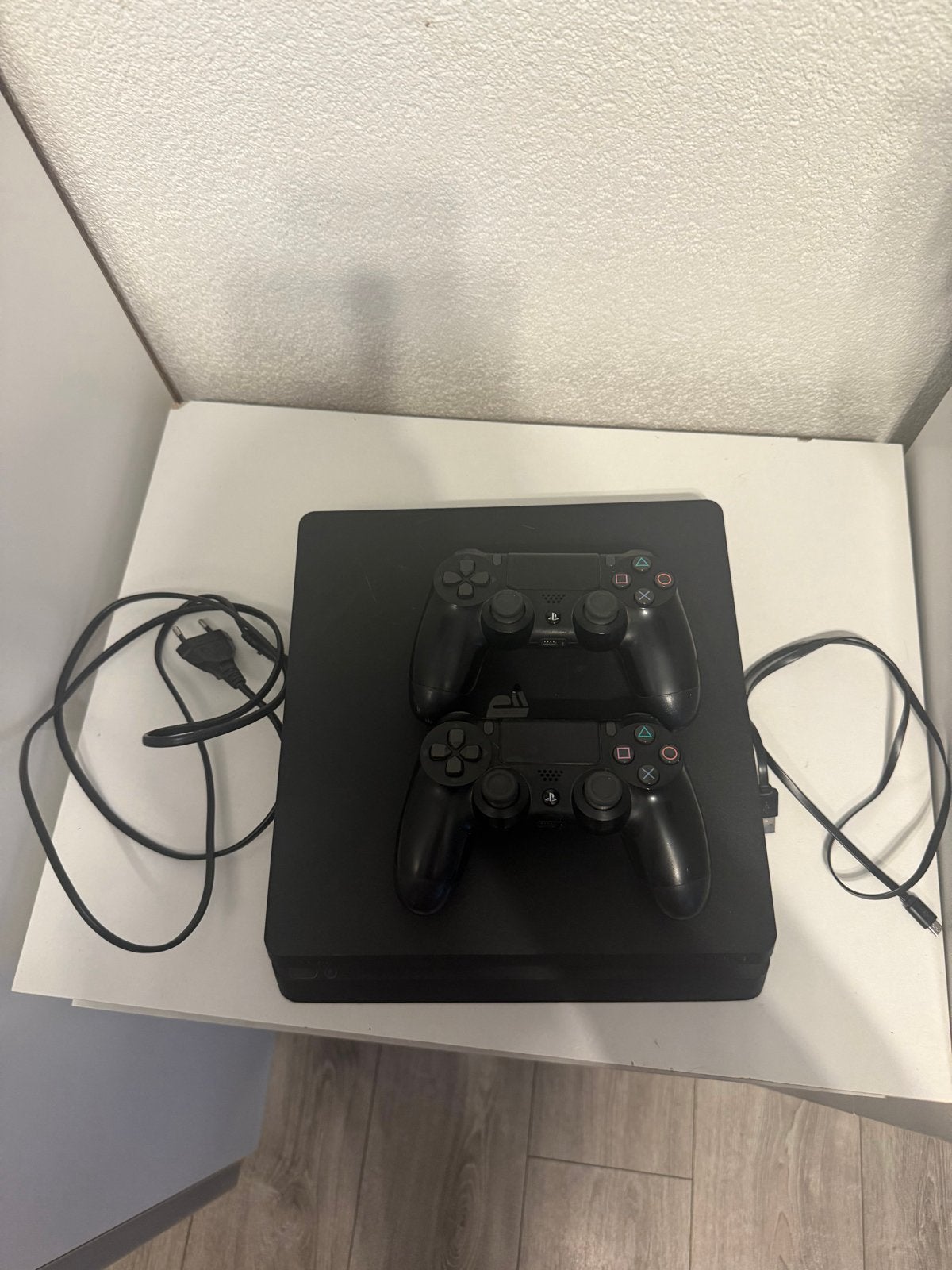 PlayStation 4 Slim met 2 controllers en 18 games