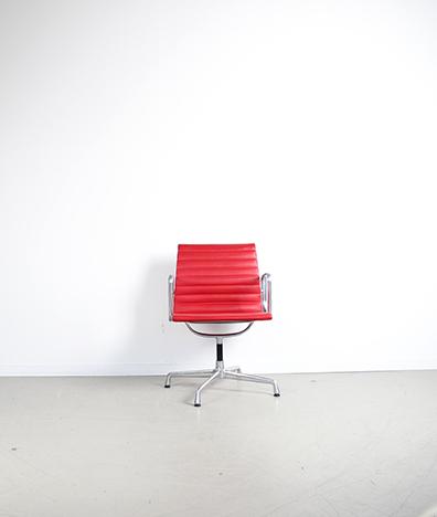 2x Vitra Eames Ea108 Stoel Rood leer – Aluminium, Niet ingevuld, Niet ingevuld, Ophalen of Verzenden, Zo goed als nieuw