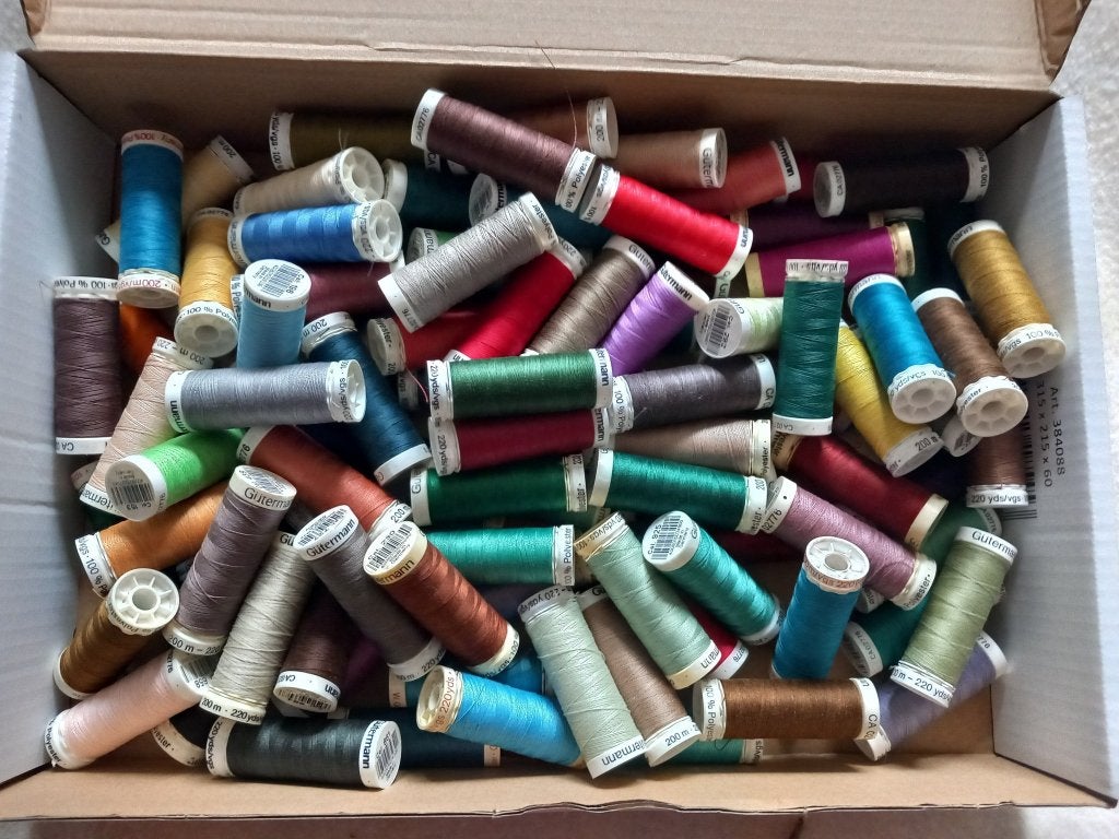 100x guterman naaigaren 200 meters klossen mix van kleuren, Hobby en Vrije tijd, Naaien en Fournituren, Ophalen of Verzenden, Nieuw