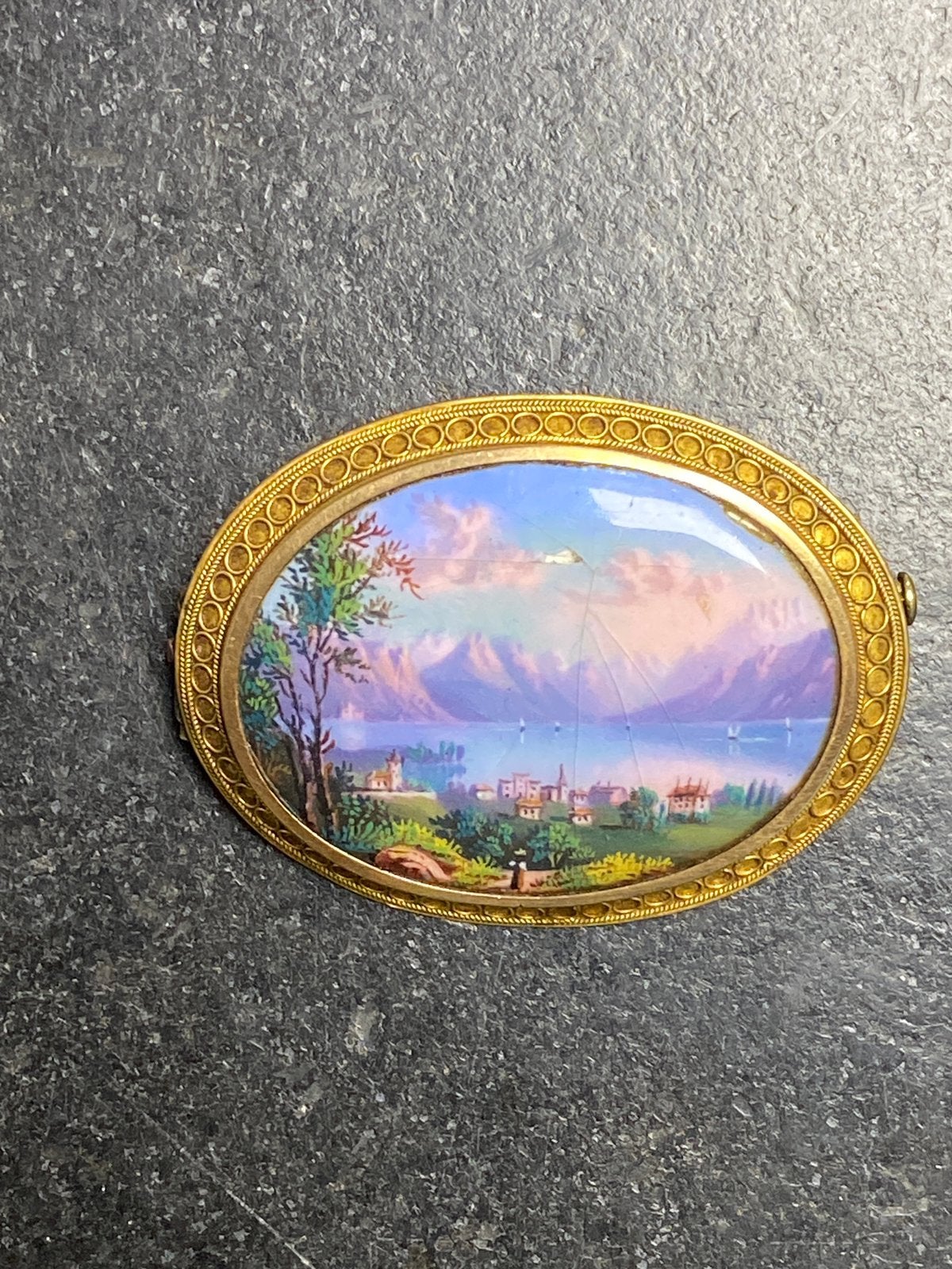 Gouden Emaille broche, Gebruikt, Minder dan 4 cm, Ophalen of Verzenden, Goud