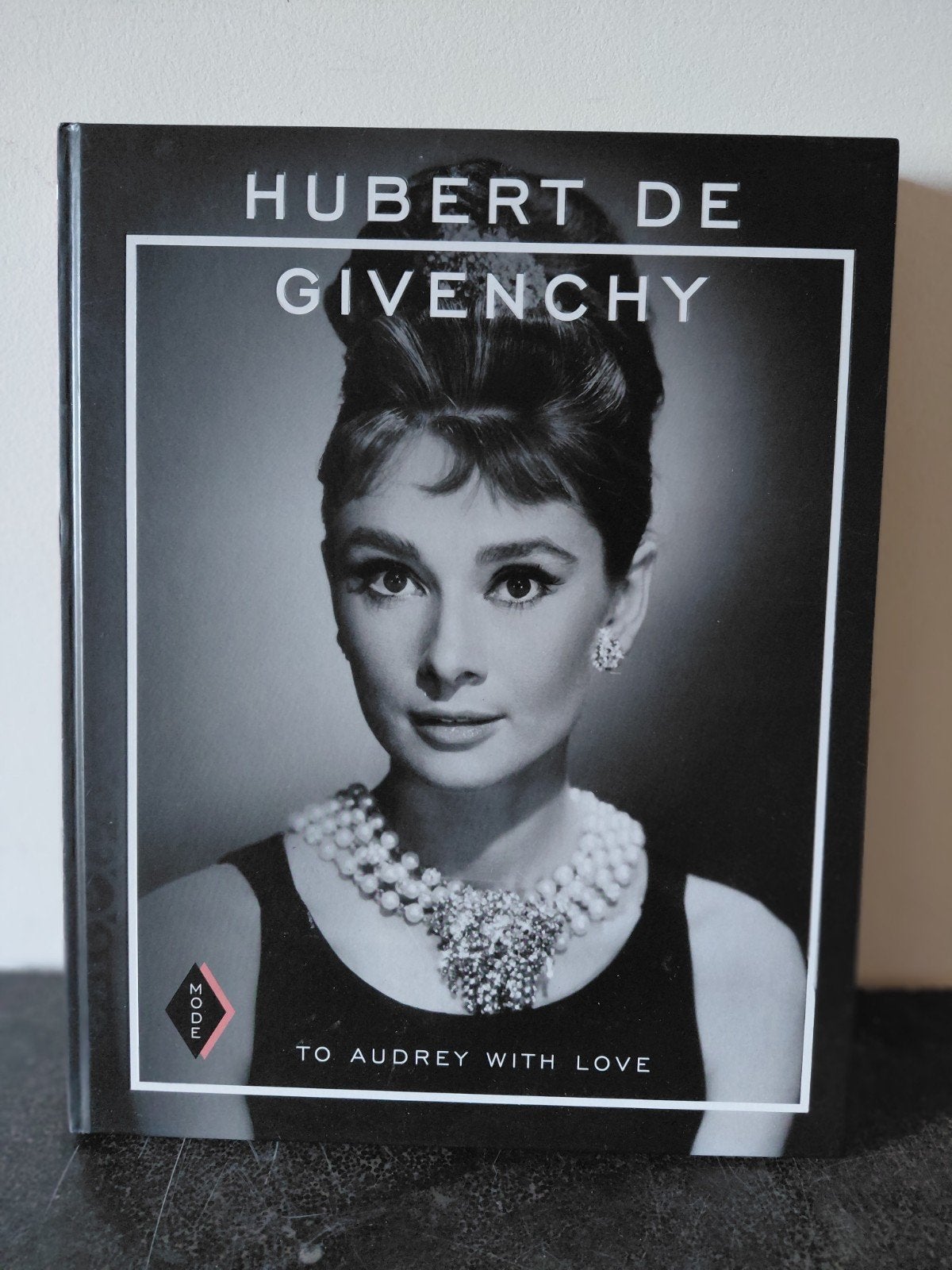 Hubert de Givenchy: To Audrey With Love - Modeboek, Ophalen of Verzenden, Zo goed als nieuw, Couturiers, Hubert de Givenchy