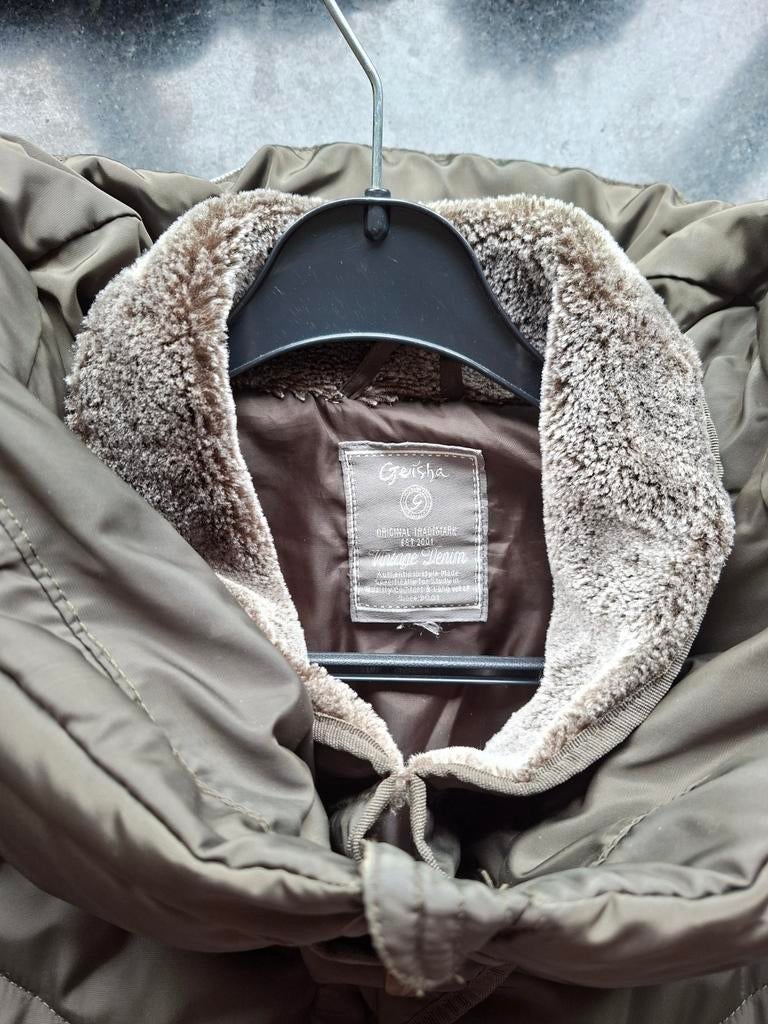 Geisha korte getailleerde dames winterjas groen glans L/XL, Kleding | Dames, Jassen | Winter, Ophalen of Verzenden