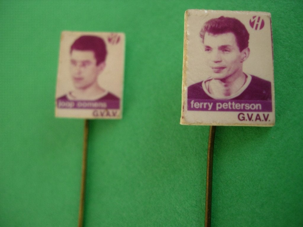 Speldje van Van Houten, voetballers G.V.A.V, Verzenden, Zo goed als nieuw, Sport, Speldje of Pin