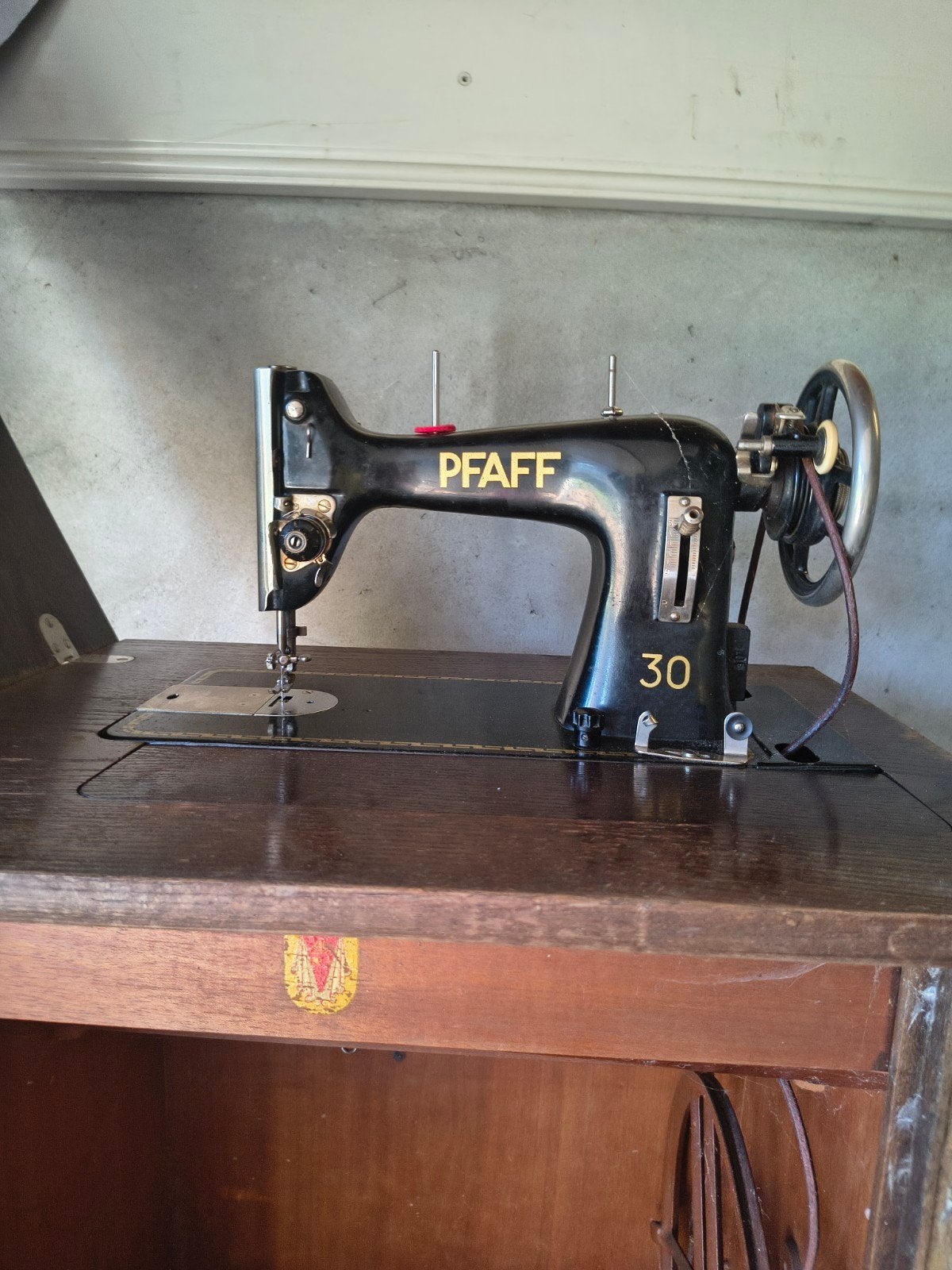 Antieke PFAFF 30 trapnaaimachine in houten kast, Antiek en Kunst, Ophalen