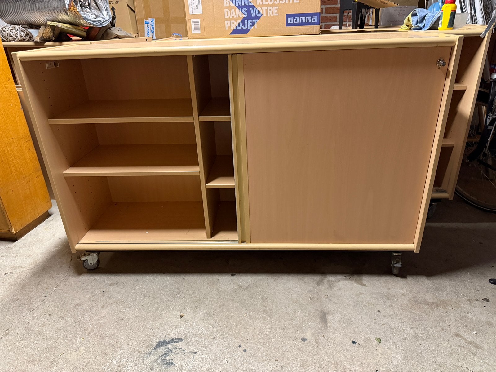 Eromes schoolkast met schuifdeuren, Ophalen, Zo goed als nieuw, 25 tot 50 cm, 100 tot 150 cm