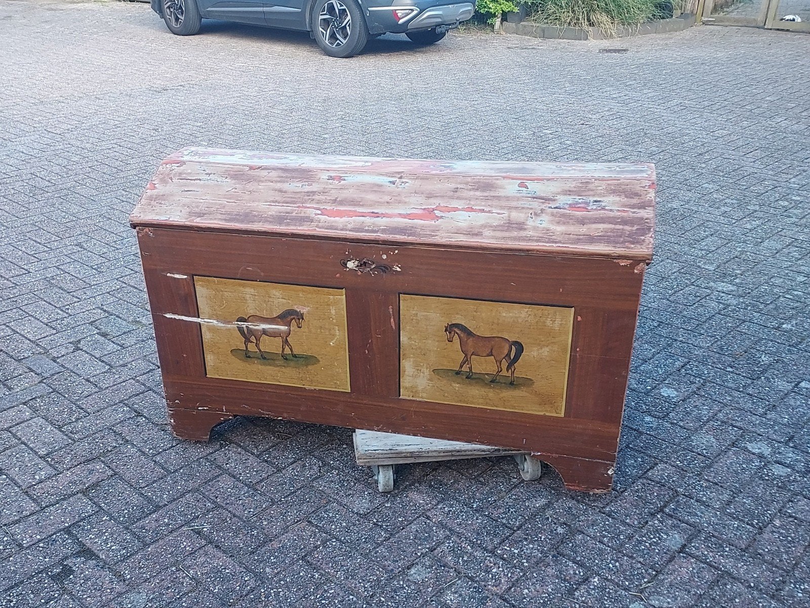 Antieke dekenkist met paardenschilderingen, Ophalen