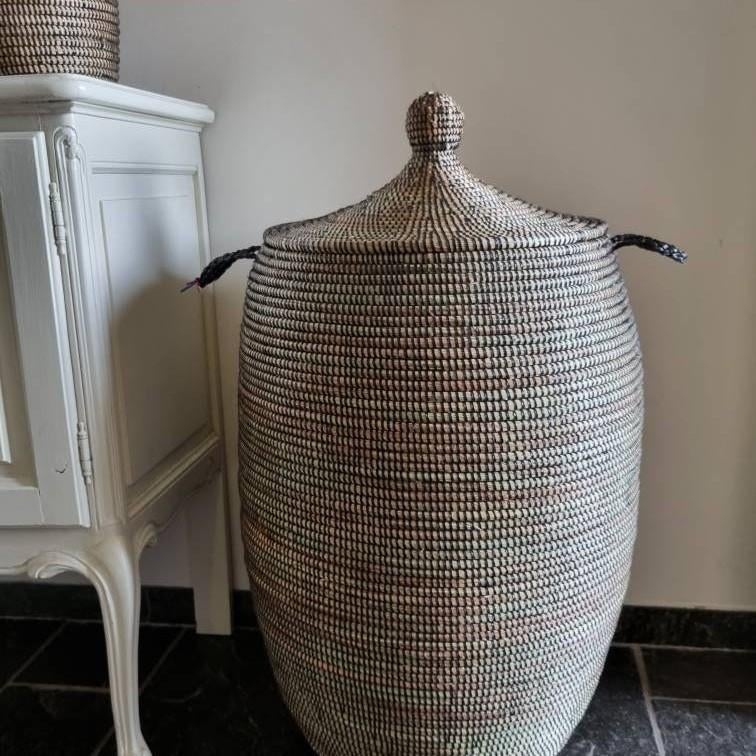 Grote afrikaanse wasmand zwart handgemaakt uit Senegal, Huis en Inrichting, Woonaccessoires | Schalen en Manden, Mand, Rond, Nieuw