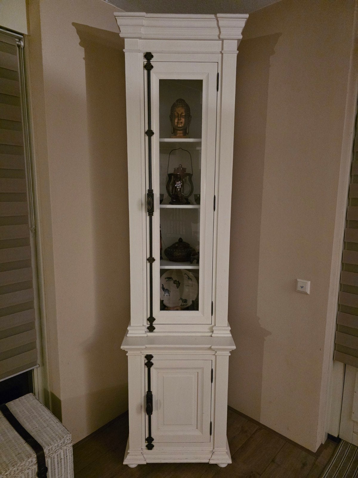 Mooie witte vitrinekast / hoekkast, Ophalen, 25 tot 50 cm, 200 cm of meer