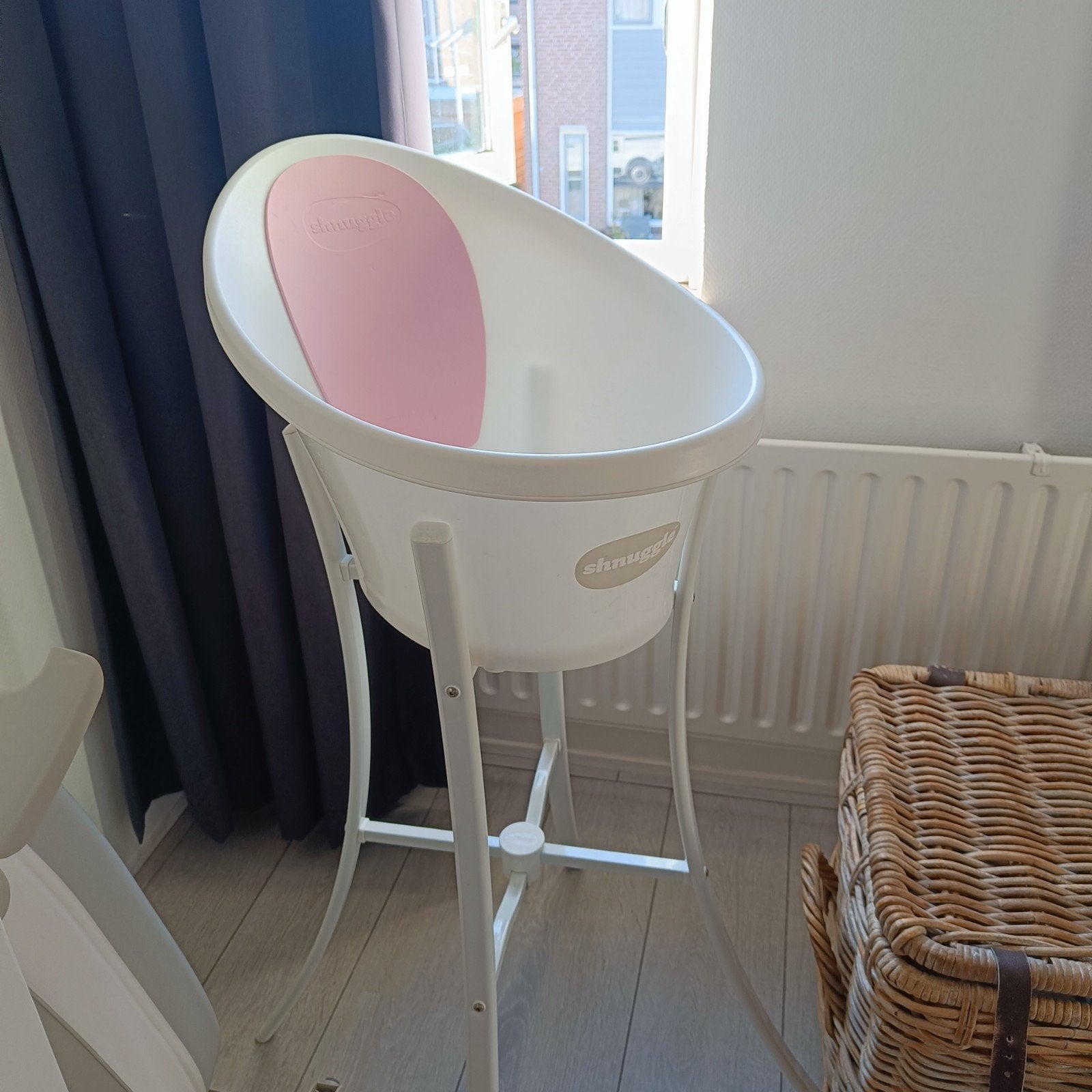 Shnuggle babybadje met standaard - wit/roze, Kinderen en Baby's, Badjes en Verzorging, Gebruikt, Badje, Standaard, Ophalen
