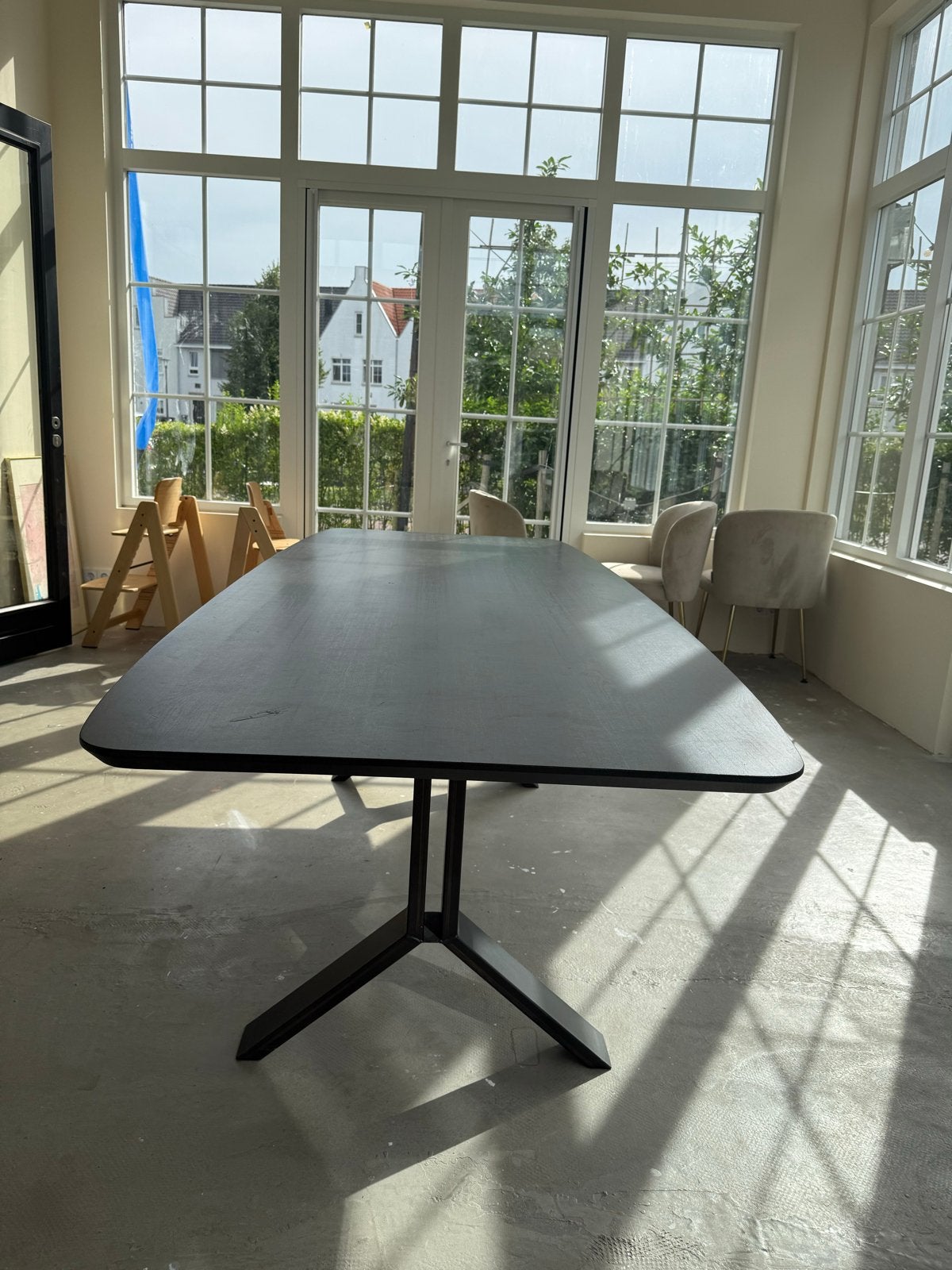 Zwarte Deens ovale eettafel 240x100 cm met metalen onderstel, Ophalen, Gebruikt, 100 tot 150 cm, 200 cm of meer
