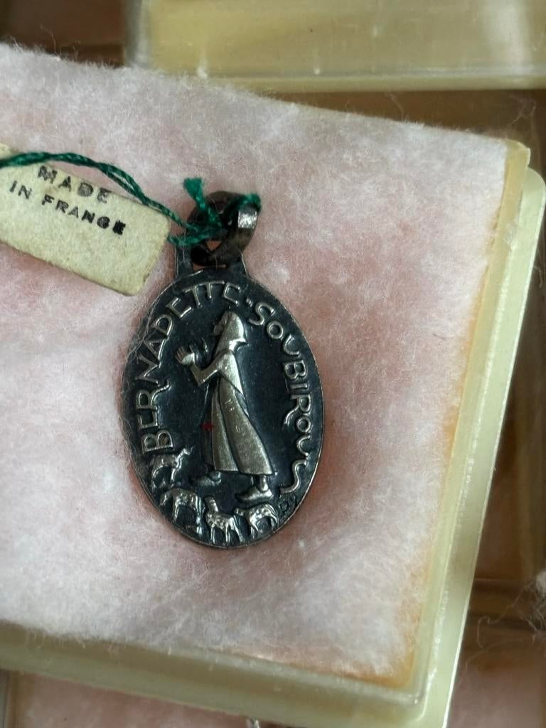 Vintage Bernadette Soubirous Medaille - Made in France, Antiek en Kunst, Verzenden
