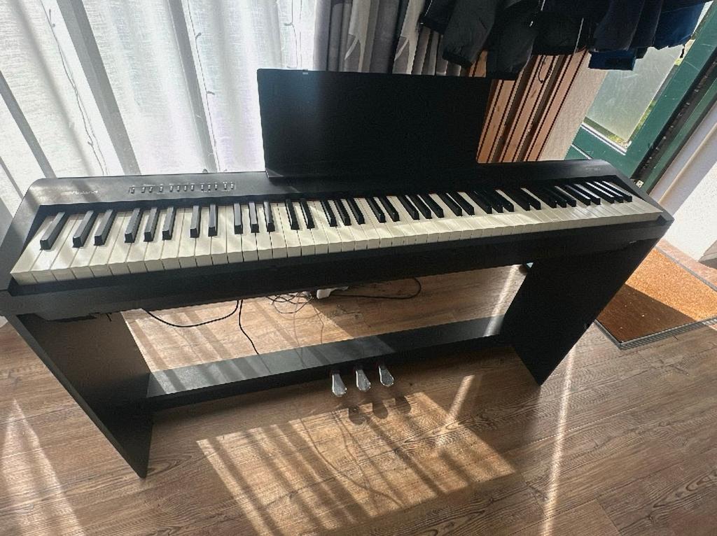 Roland FP-30 met KSC-70 meubel en KPD-70 3-pedaalsunit, Ophalen, Zo goed als nieuw, Zwart
