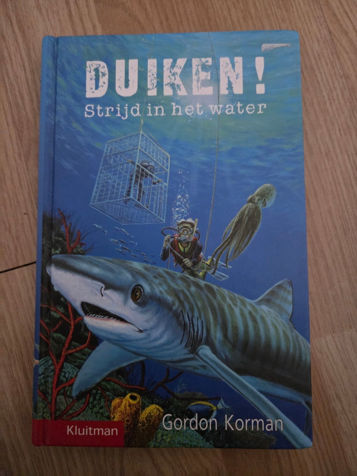 Duiken! Strijd in het water - Gordon Korman, Boeken, Ophalen of Verzenden, Zo goed als nieuw, Gordon Korman, Fictie
