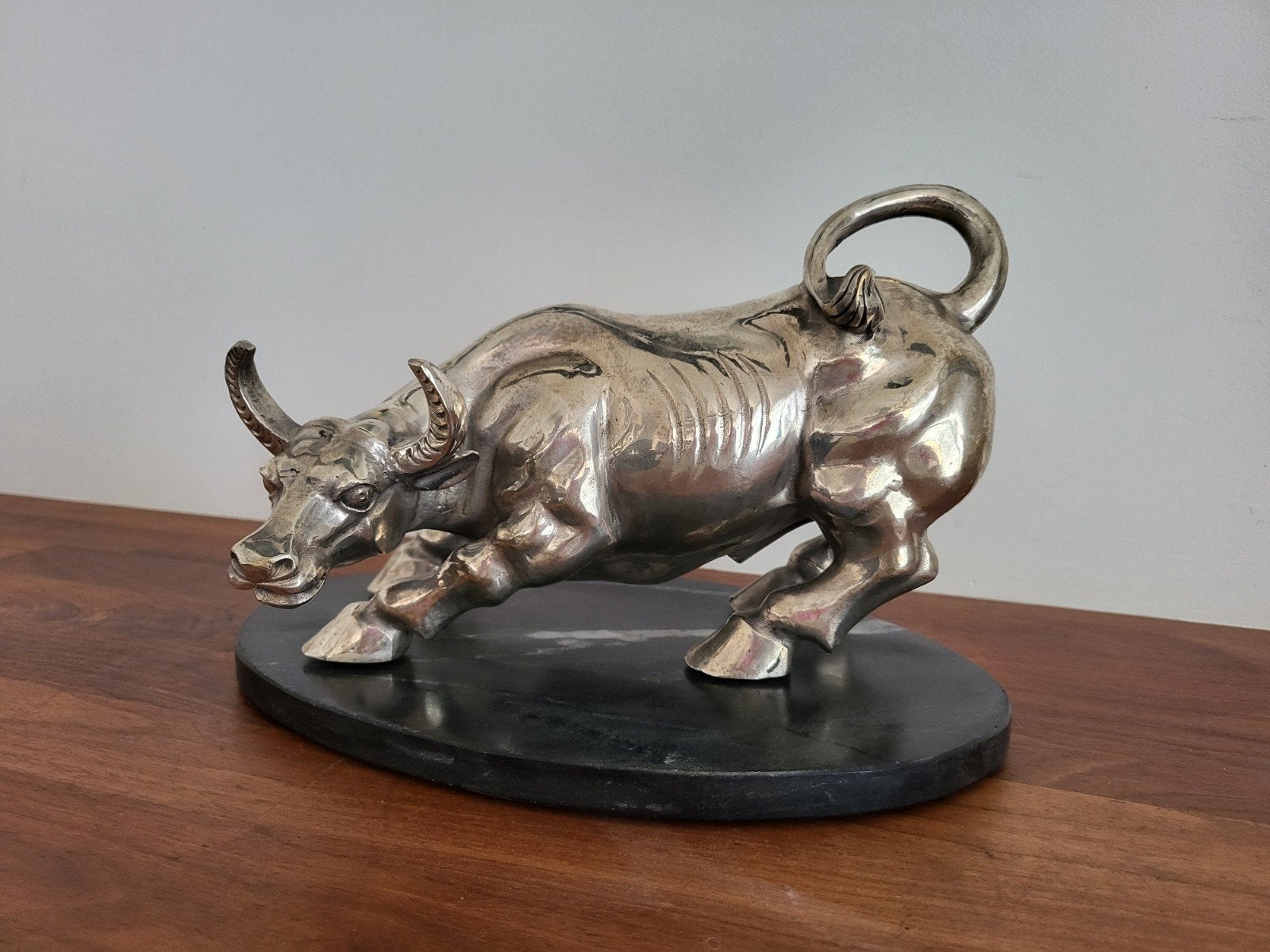 Bronzen beeld de Stier van Wall Street op marmeren plaat, Zilver, Ophalen of Verzenden, 20 - 50 cm, Beeld