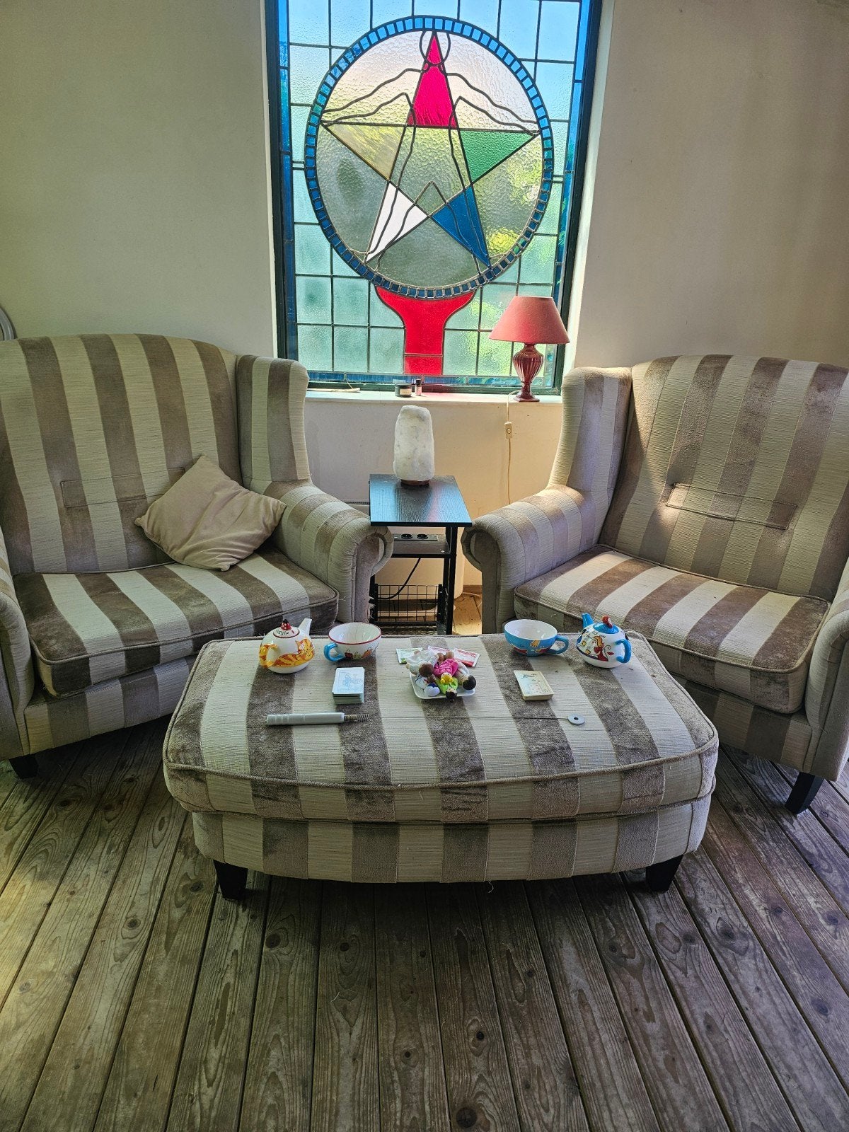 Twee loveseats en voetenbankje, Huis en Inrichting, Gebruikt, Klassiek, Comfortabel, 150 tot 200 cm, Tweepersoons