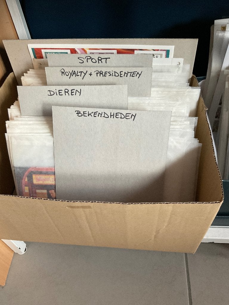 Foto 2 van Grote Stock Postfris Duizenden Thema Postzegelvelletjes
