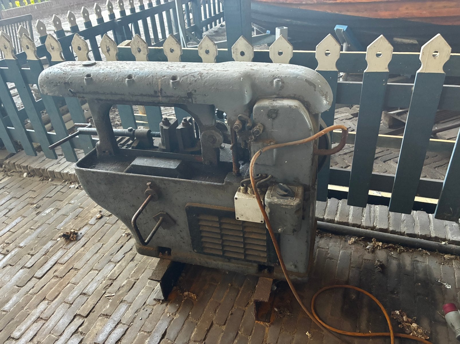 Industriële ijzerzaag machine, krachtstroom., Ophalen