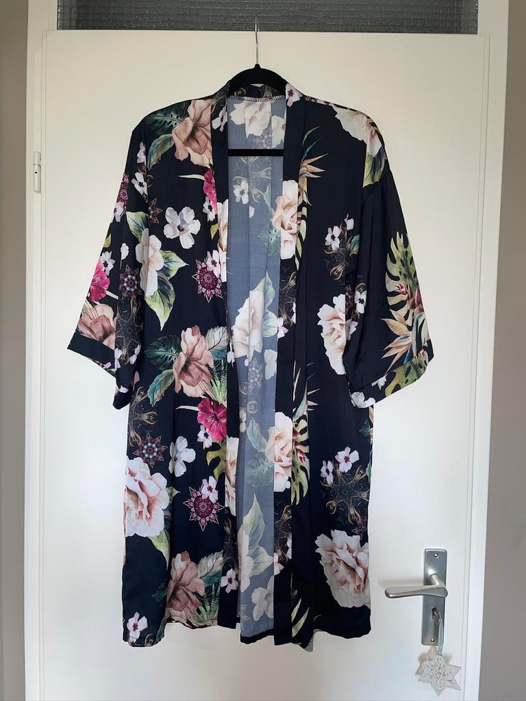 Dames zwarte bloemen kimono vest mt 40, Kleding | Dames, Truien en Vesten, Ophalen of Verzenden, Zo goed als nieuw, Maat 38/40 (M)