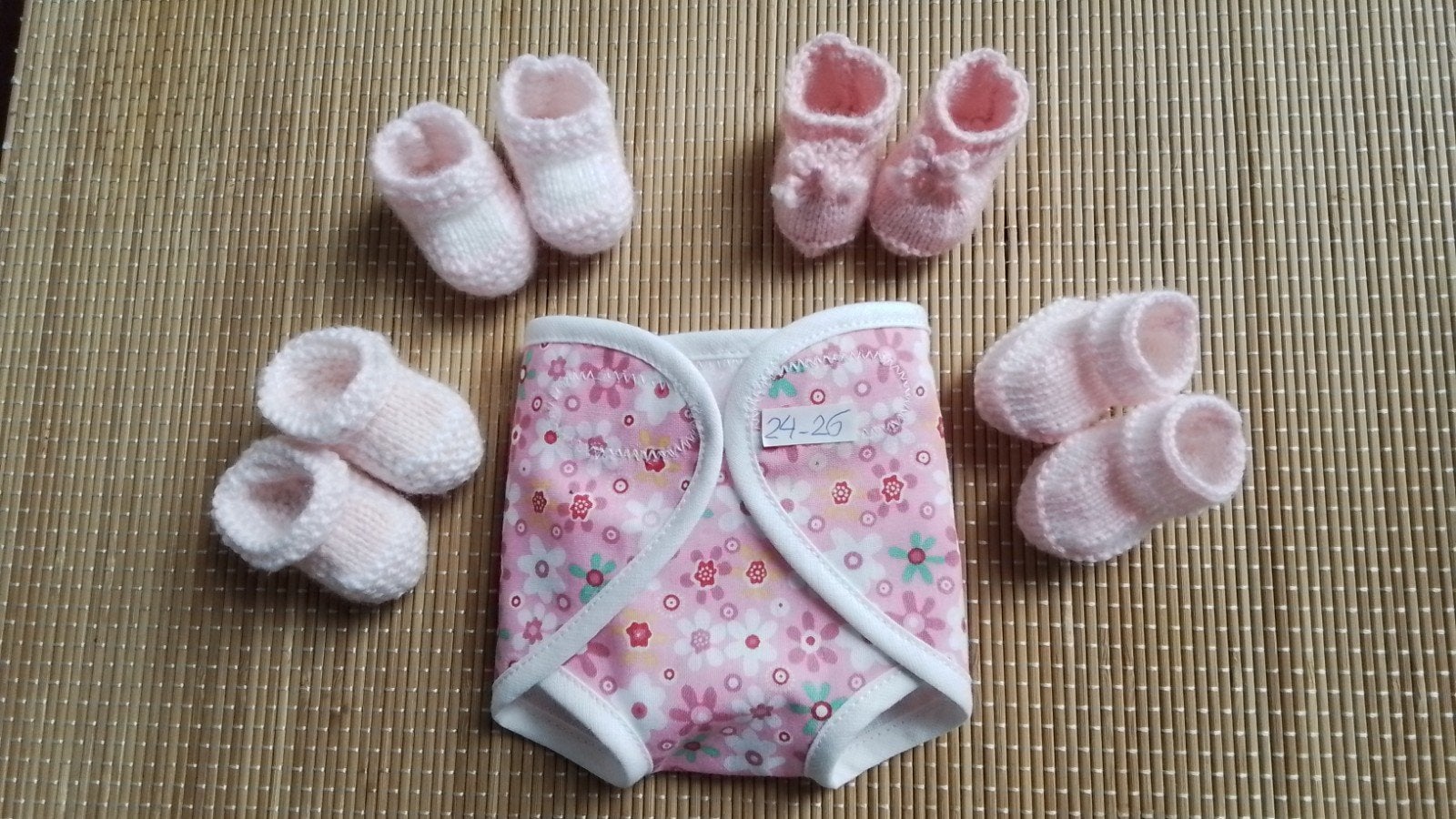 Poppenkleertjes   EEN LEUK SETJE,  WASBARE LUIER en SLOFJES, Ophalen of Verzenden, Nieuw, Babypop
